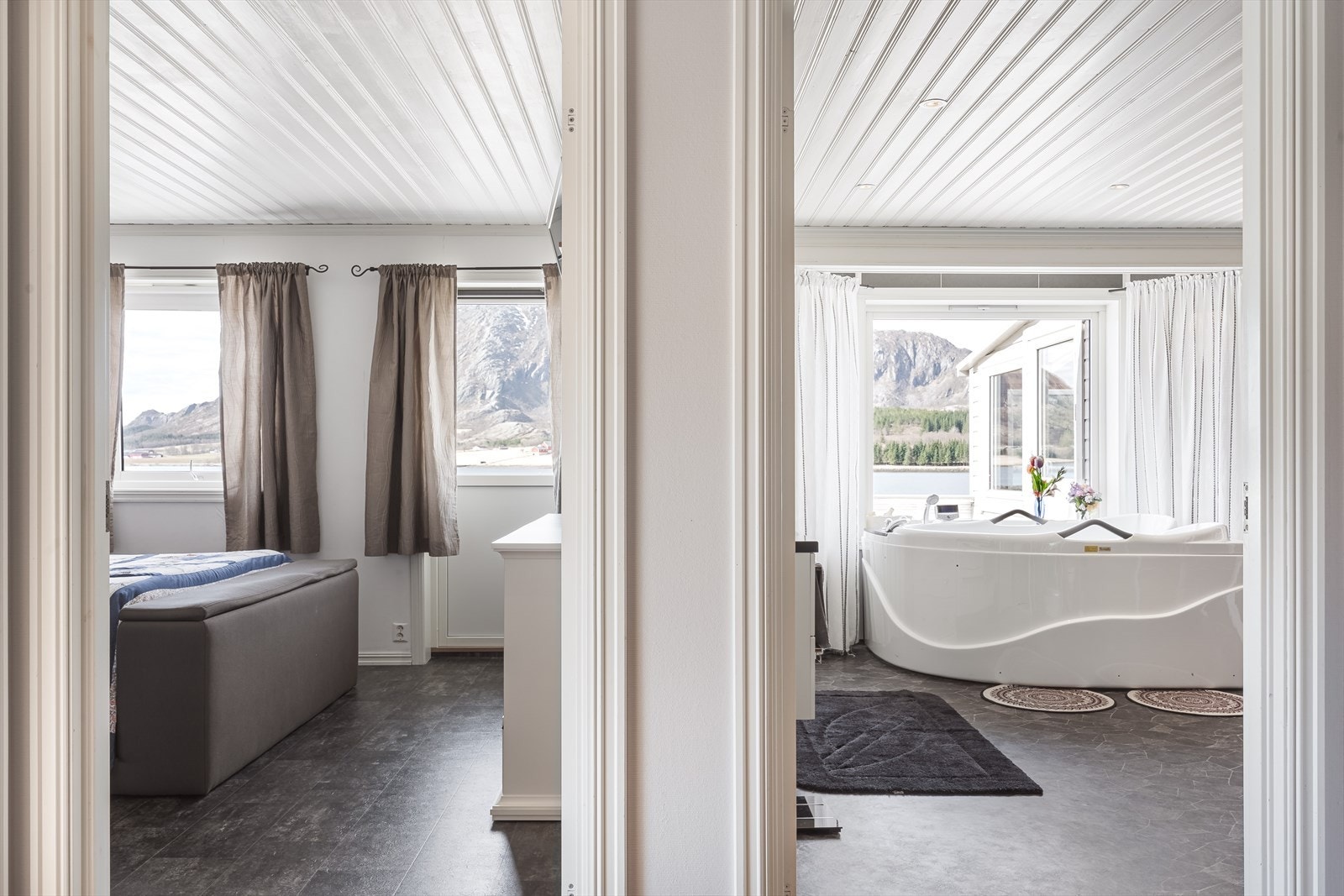 Det andre badet, vendt mot vest, er det største av dem, og det nyter godt av naturlig lys gjennom vinduene. Galleribilde