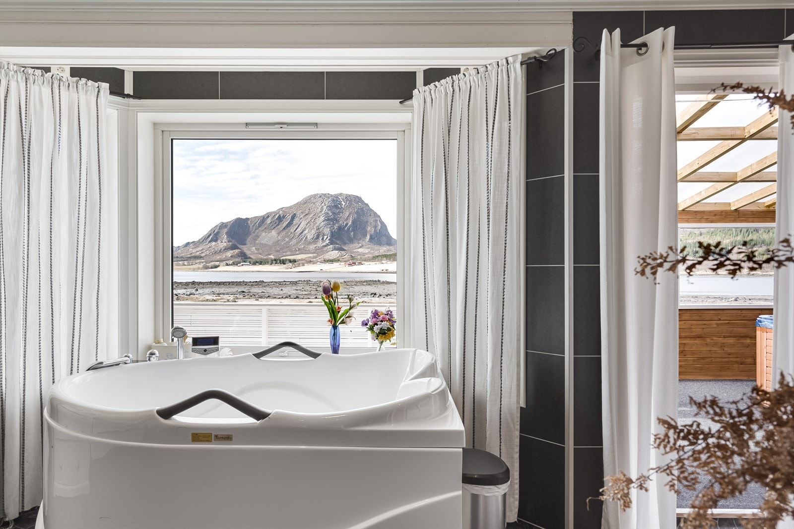 Her er det til og med plassert et avslappende badekar ved vinduet, slik at du virkelig kan nyte den fantastiske utsikten. Galleribilde