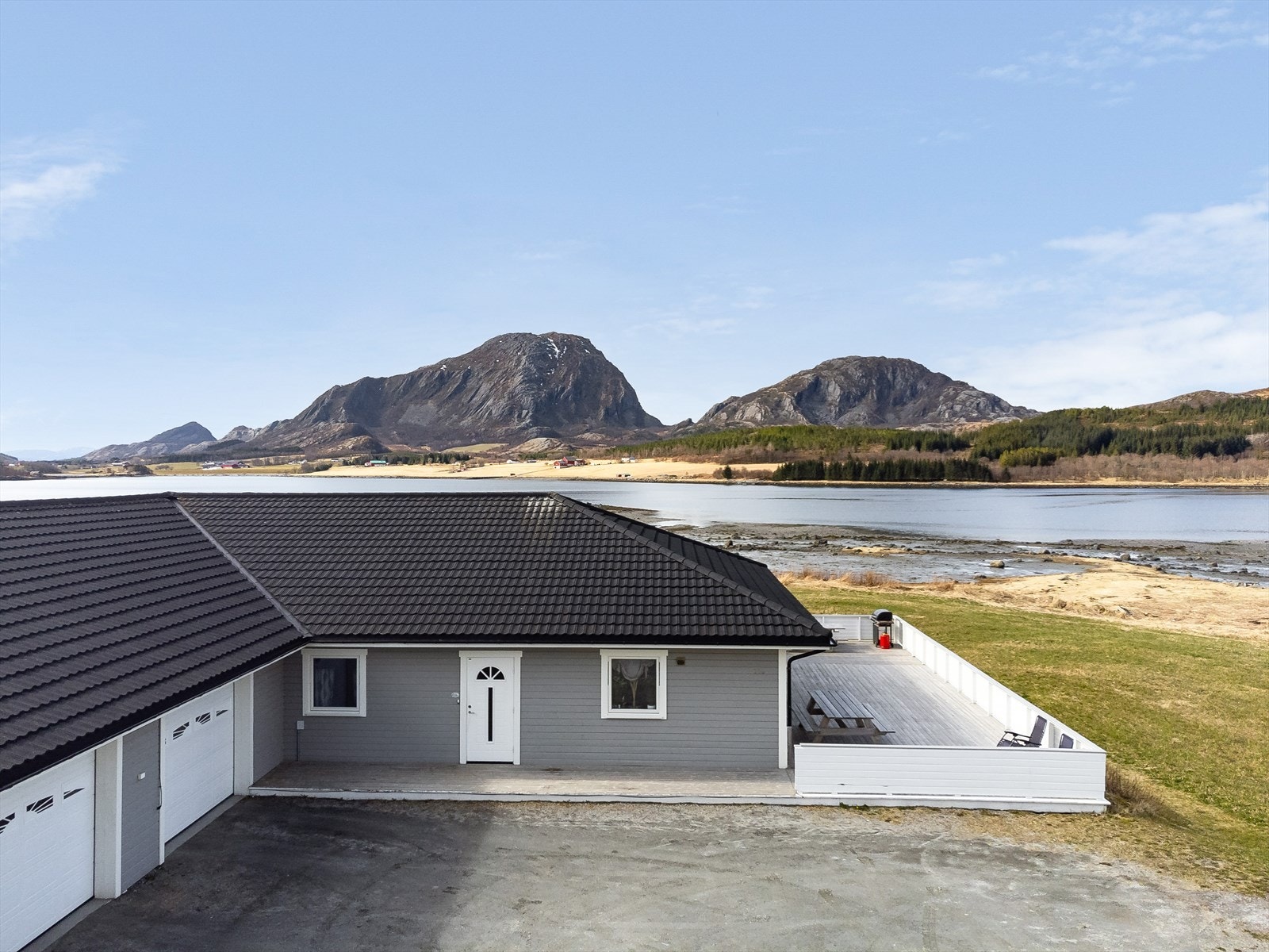 Fra den grusede innkjørselen kan du parkere bilen i garasjen og enkelt gå inn i boligen. Galleribilde