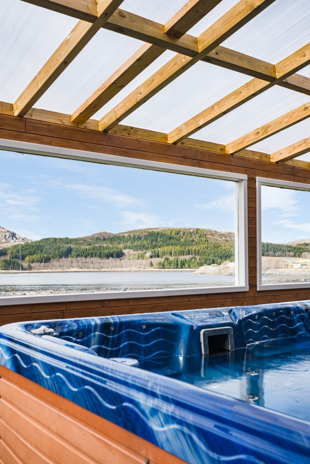 Her kan man sitte i jacuzzien å nyte utsikten! Galleribilde
