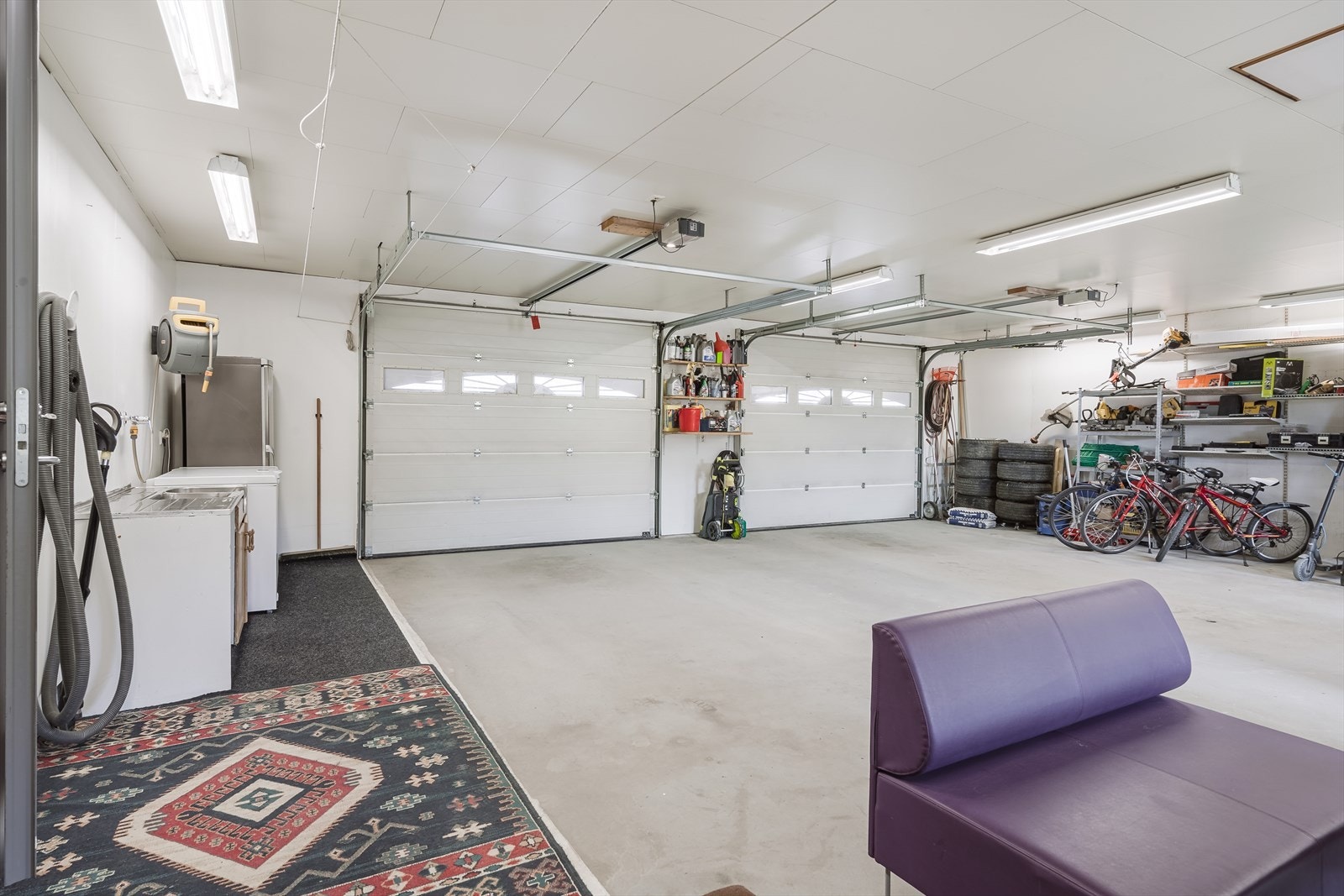 Garasjen er utstyrt med vann og noen innredningsmuligheter. Galleribilde