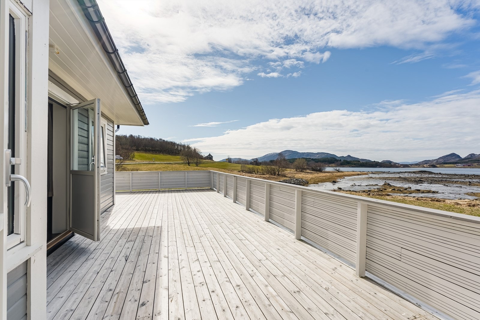 Konstruksjonen er hovedsakelig i tre, med omtrent 154 kvadratmeter tredekke utenfor hagestuen. Galleribilde