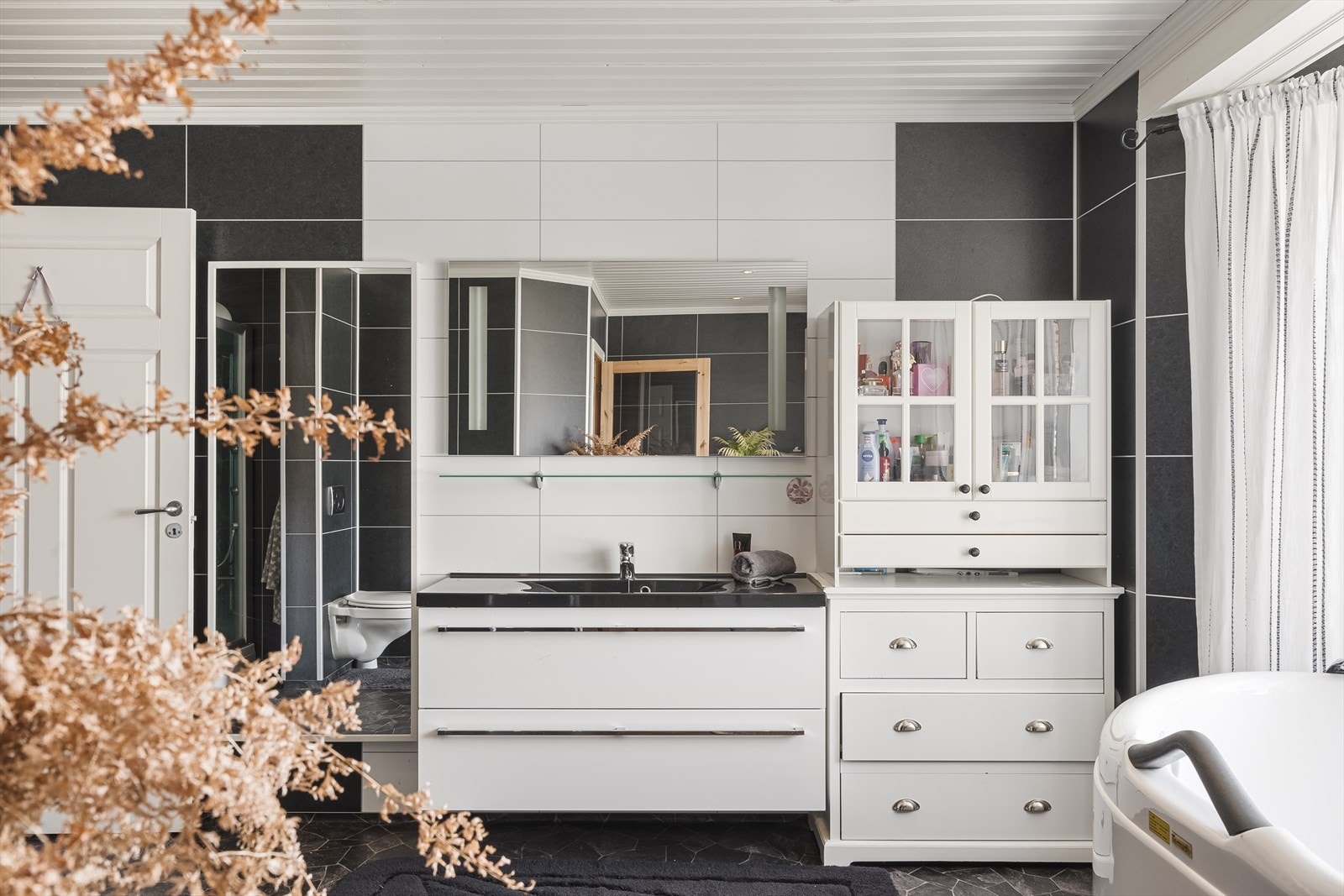 Rommet har også vannbåren gulvvarme og innredning med servant, toalett og dusjkabinett. Galleribilde