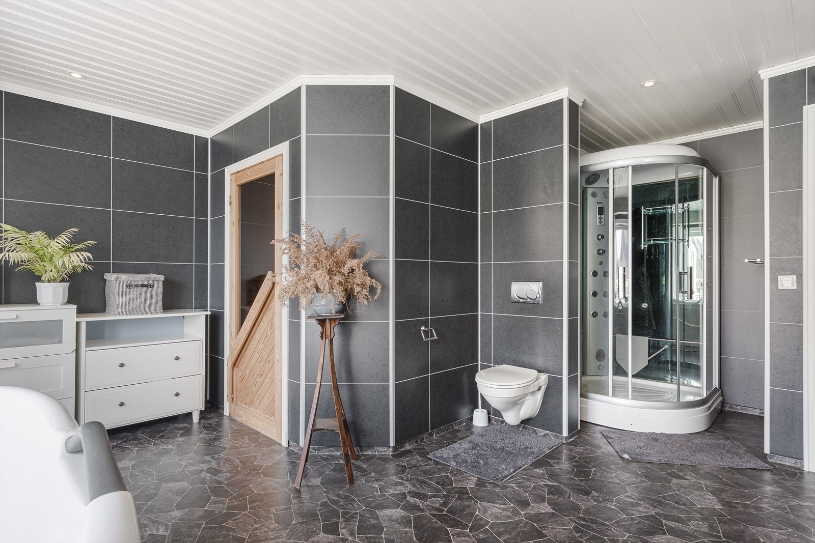 Ikke nok med det, det er også tilgang til en badstue fra dette badet. Galleribilde