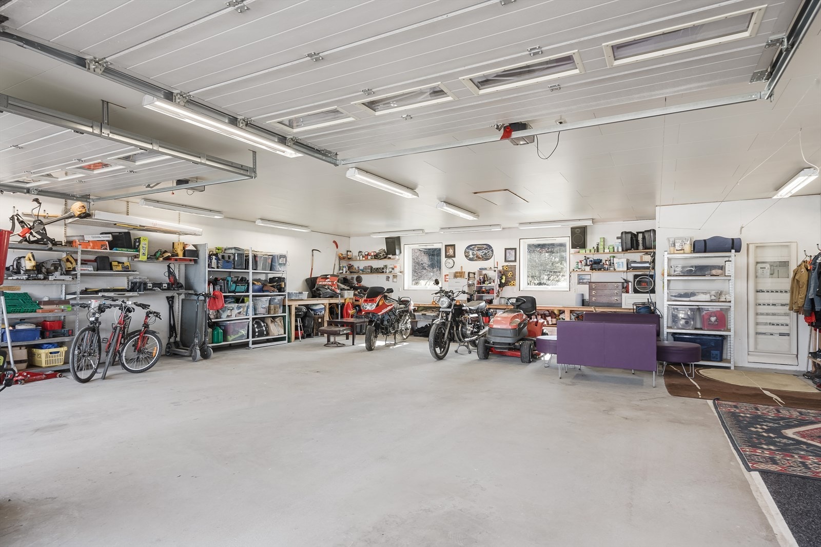 I tillegg har den et luft-til-vann-anlegg med varmtvannsbereder, plassert i et teknisk rom med gulvsluk. Galleribilde