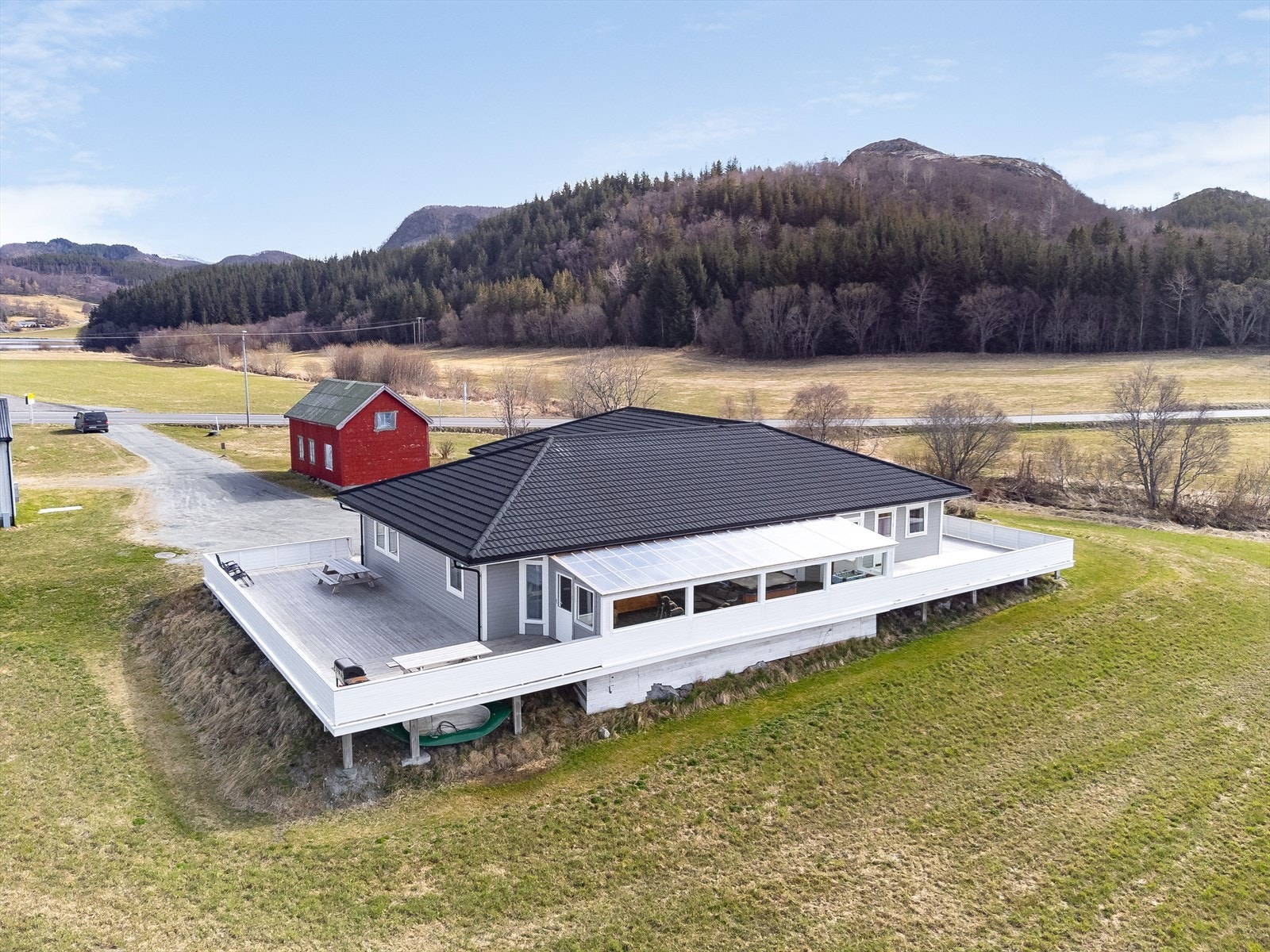 Utenfor boligen finner du en stor altan og terrasse som strekker seg rundt deler av bygningen. Galleribilde