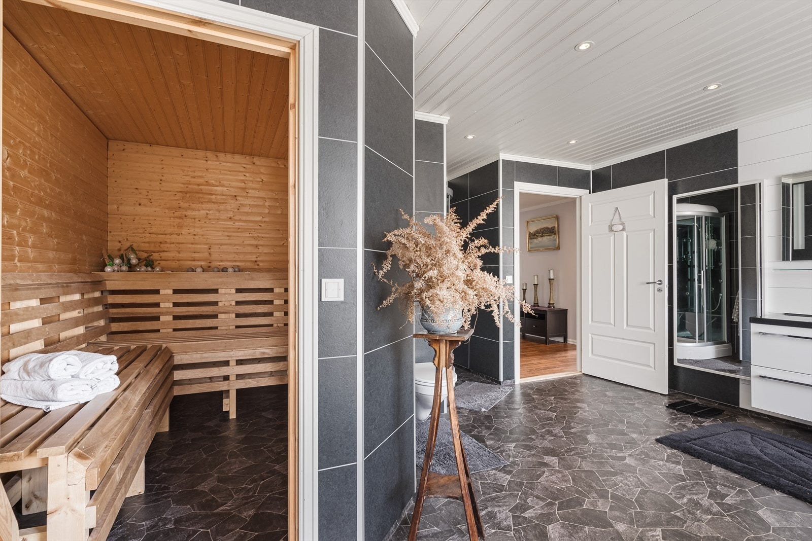 Badstue er fullt utstyrt med benker og ovn. Galleribilde