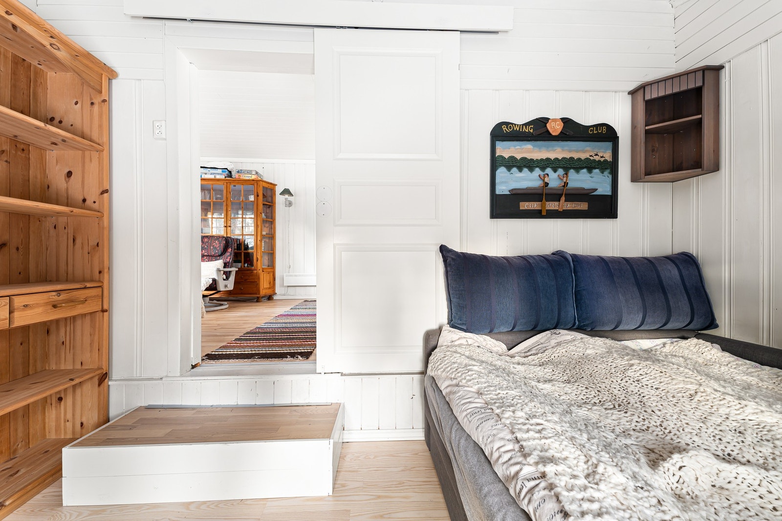 Soverom to ligger to trinn lavere enn stuen og er innredet med sovesofa i dag for to personer. Galleribilde