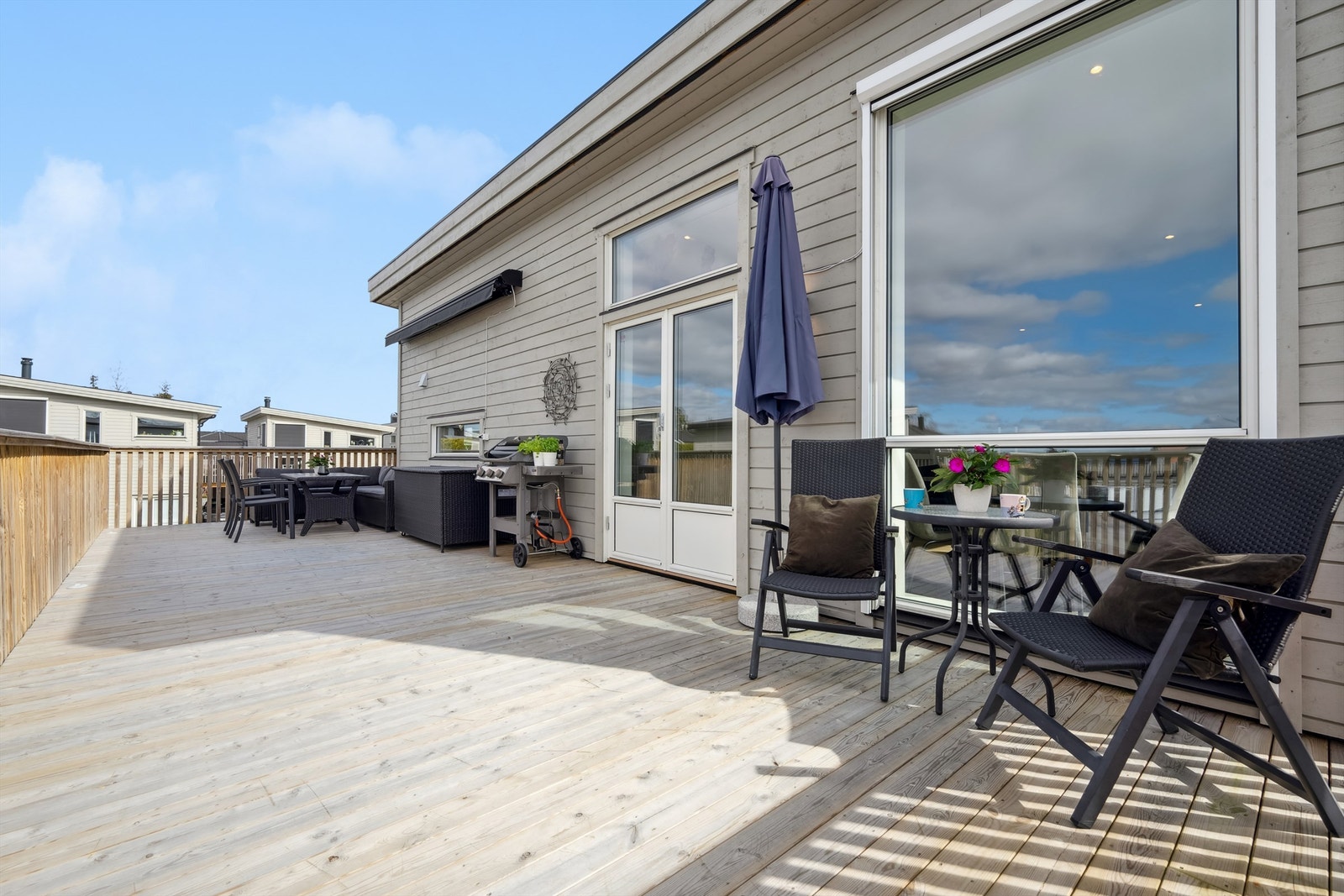 Stor vestvendt terrasse på ca. 36 kvm med god plass til flere sittegrupper og grill Galleribilde