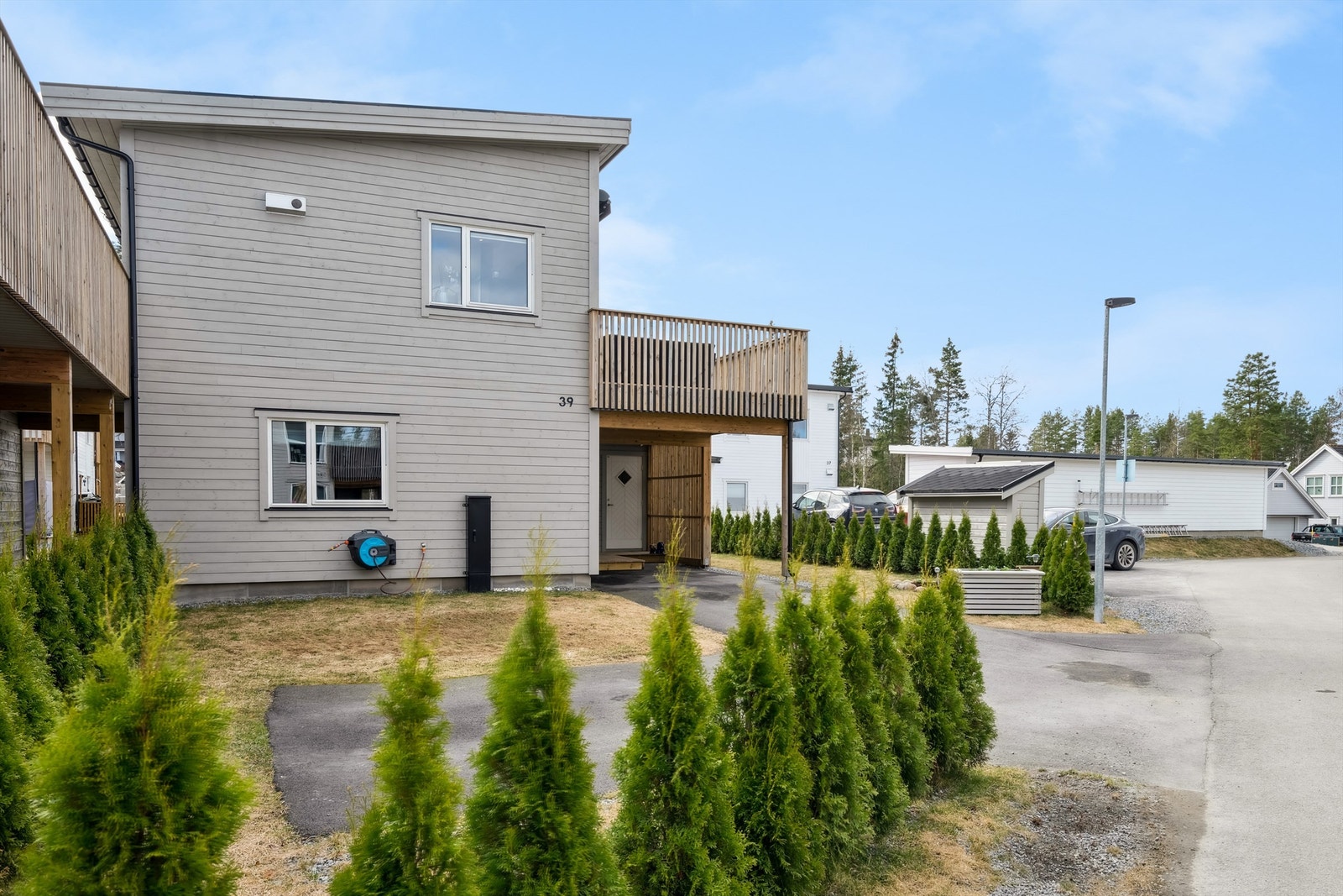 Det er parkering i carport med elbil-lader, samt en utvendig parkeringsplass Galleribilde