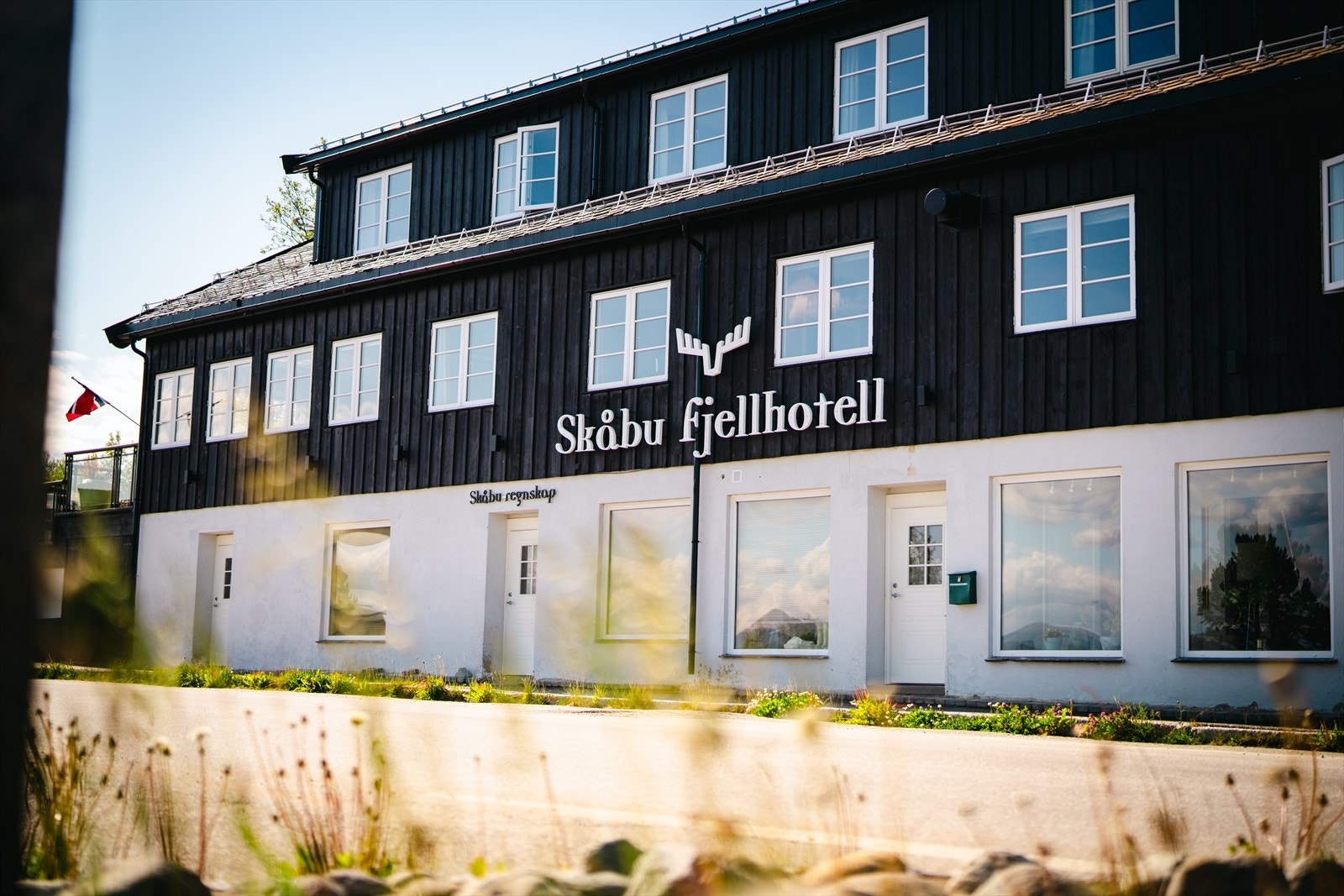 Skåbu Fjellhotell ligger ca 10 minutter kjøring fra hytta. Dette koselige hotellet byr på nydelig mat og veldig god atmosfære. Galleribilde