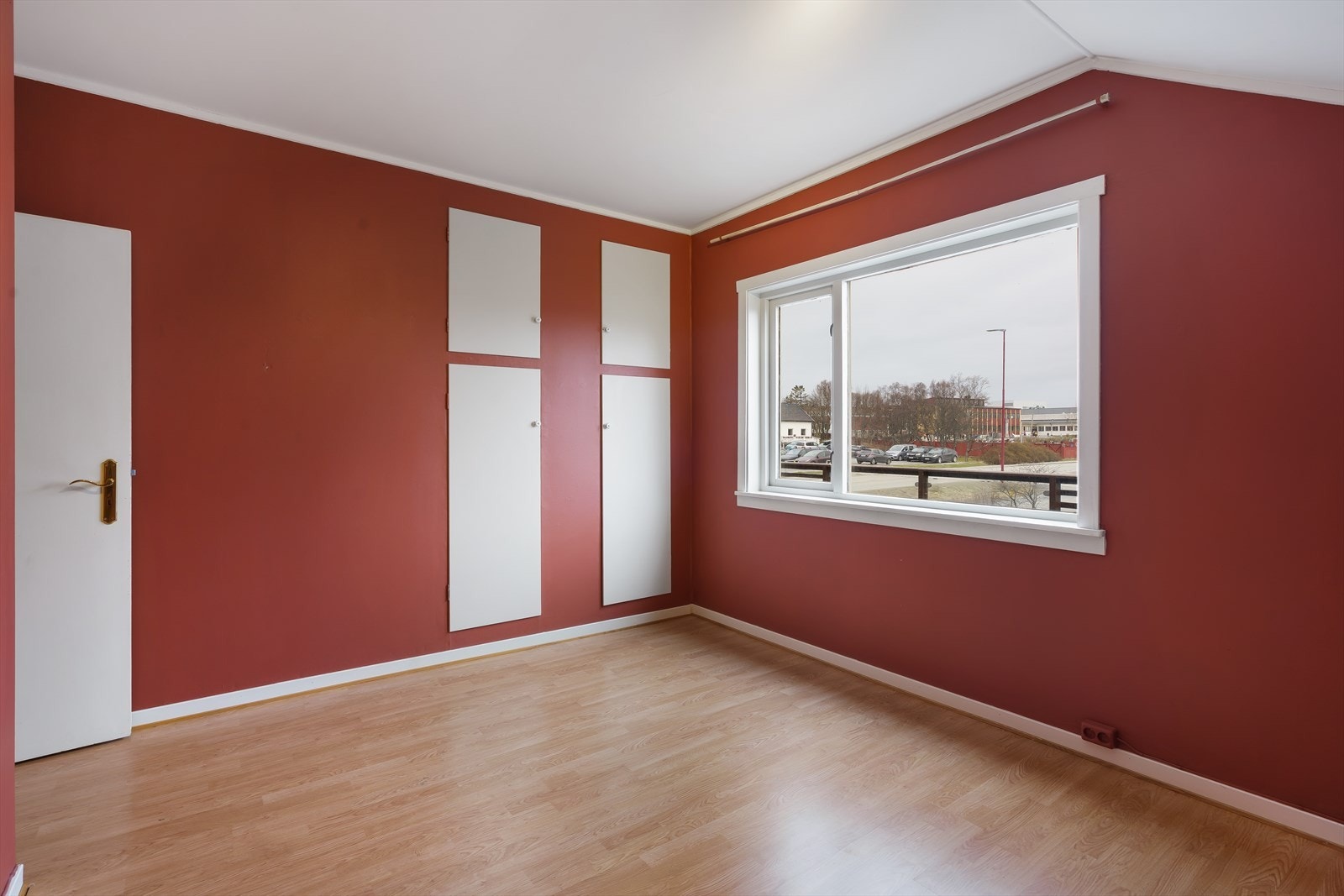 Soverommet er i god størrelse med innebygd garderobeløsning. Galleribilde