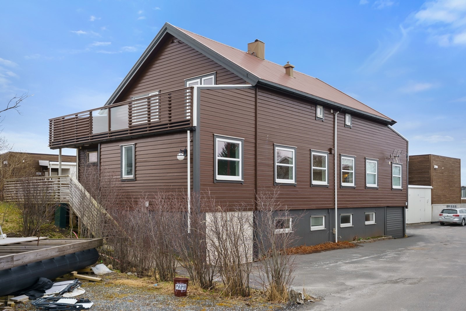 Eiendommen ligger sentrumsnært med alle bynære fasiliteter innen gangavstand. Galleribilde