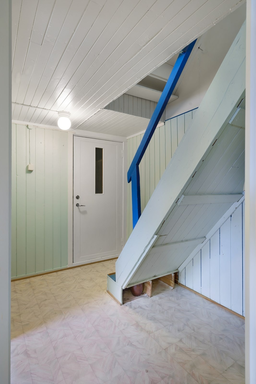 Kjelleretasjen er det to boder og et badvaskerom. Galleribilde