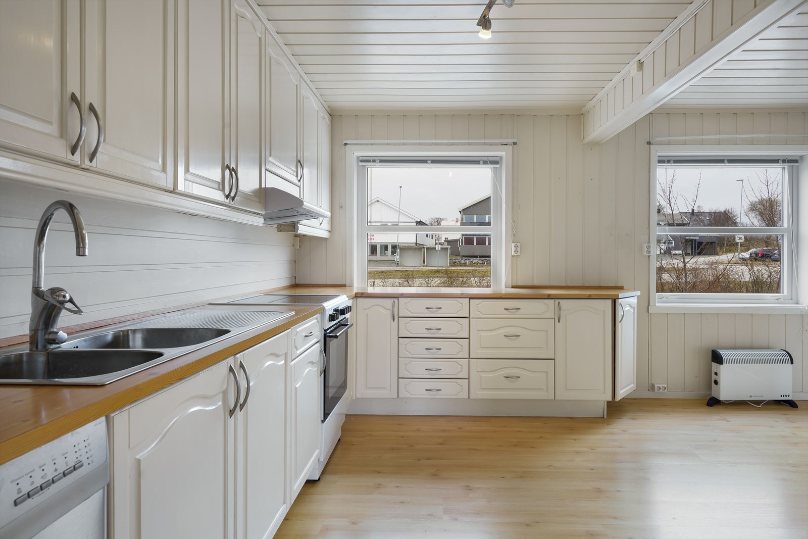 Det er opplegg for vaskemaskin og ventilator over komfyr. Galleribilde