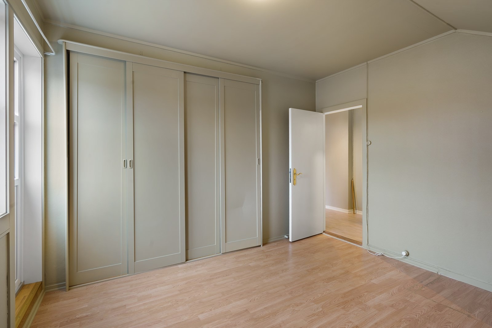 Hovedsoverommet har også innebygd garderobeløsning med skyvedører. Galleribilde