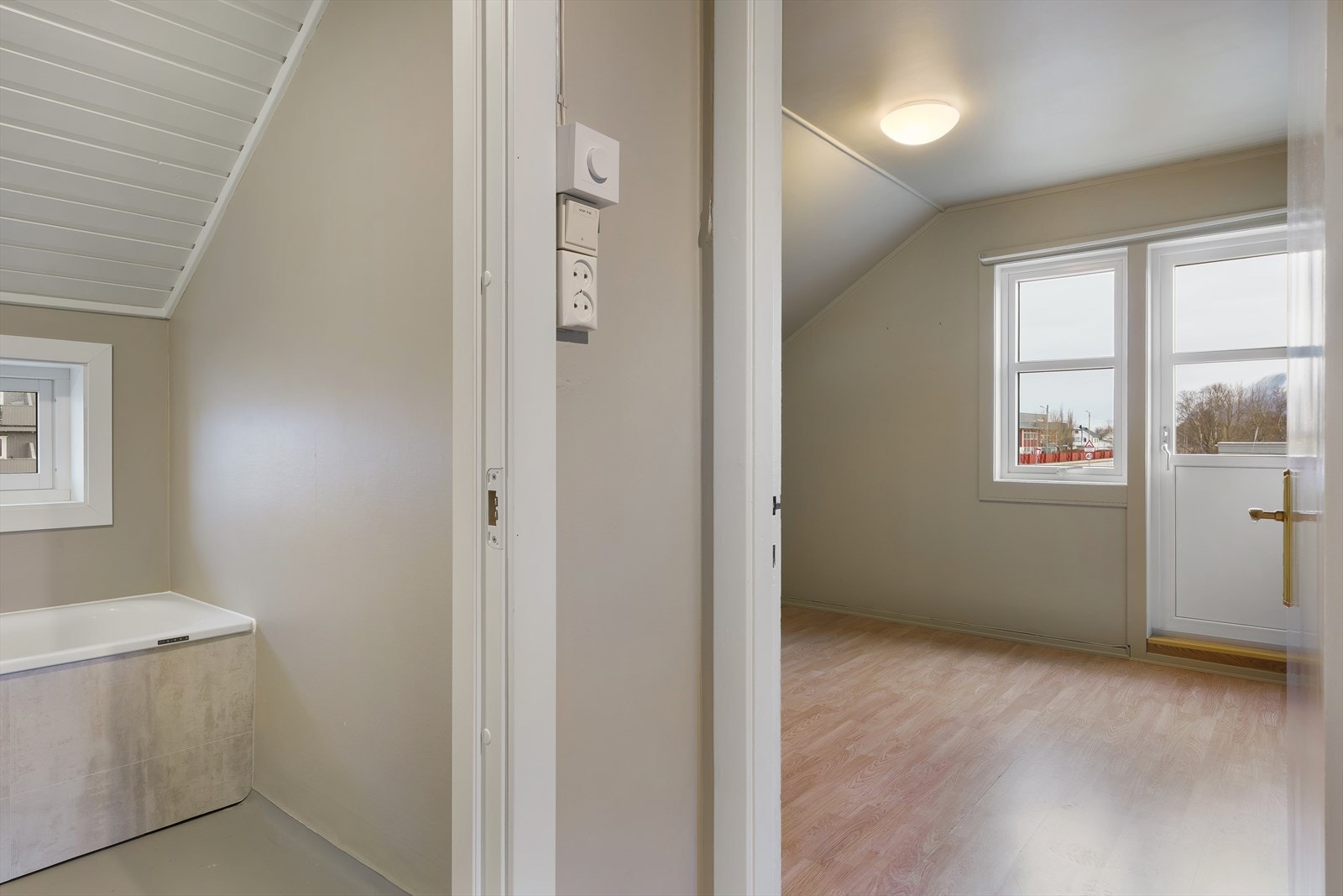 Badet har støpt gulv med belegg og malt strie på vegg. Galleribilde