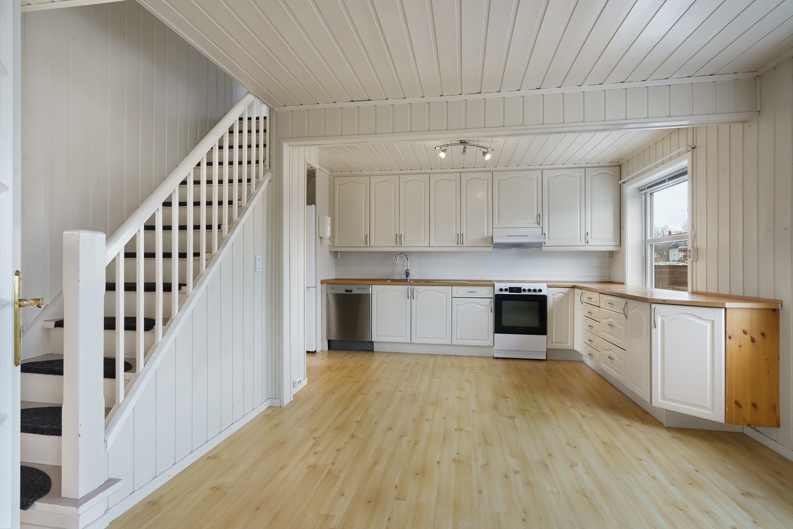 Her er det laminat på gulvet. Galleribilde