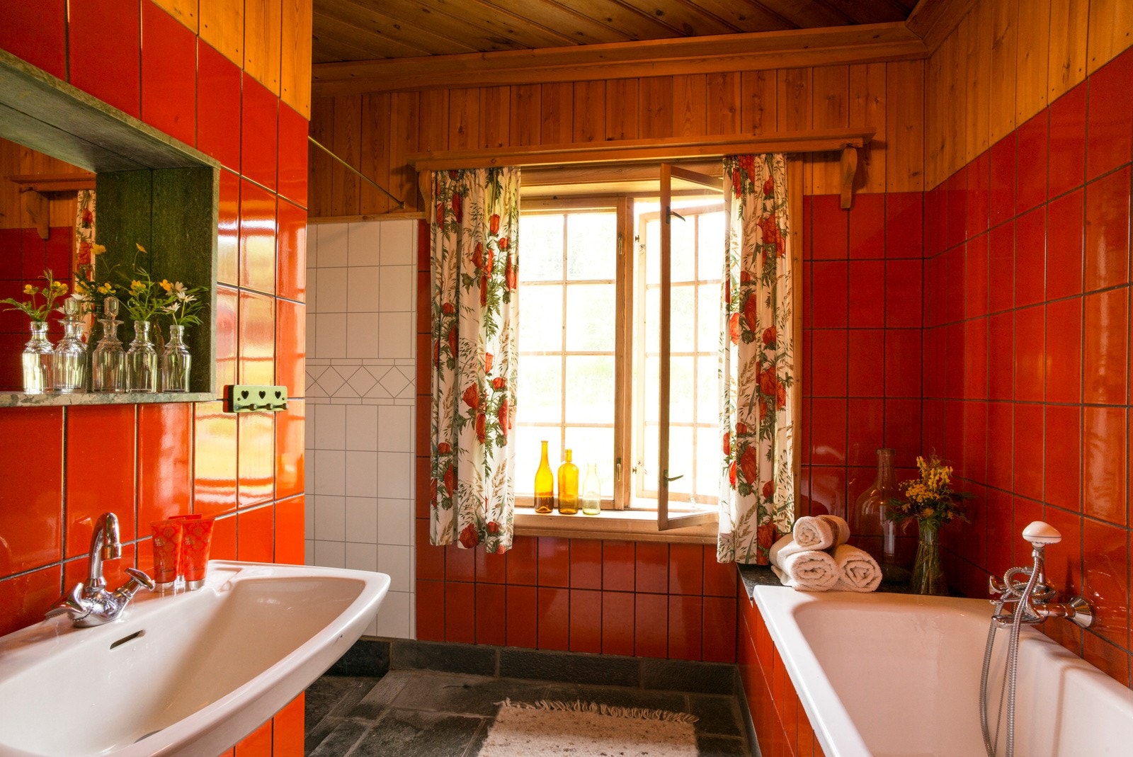 Badet er et rom hvor du kan starte dagen med en forfriskende dusj eller avslutte den med et avslappende bad. Galleribilde