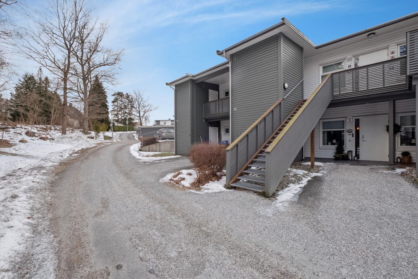 Heis og utvendig trapp gir enkel tilgang til leilighetens inngangsparti. Galleribilde