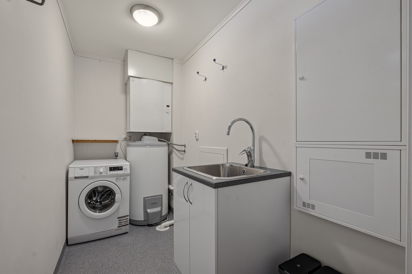 Innredet vaskerom med belegg på gulvet med elektrisk gulvvarme, og veggene er kledd med malte plater. Det gjøres oppmerksom på at vaskerommet opprinnelig er godkjent som bod, og ikke er omsøkt til vaskerom/hoveddel. Galleribilde