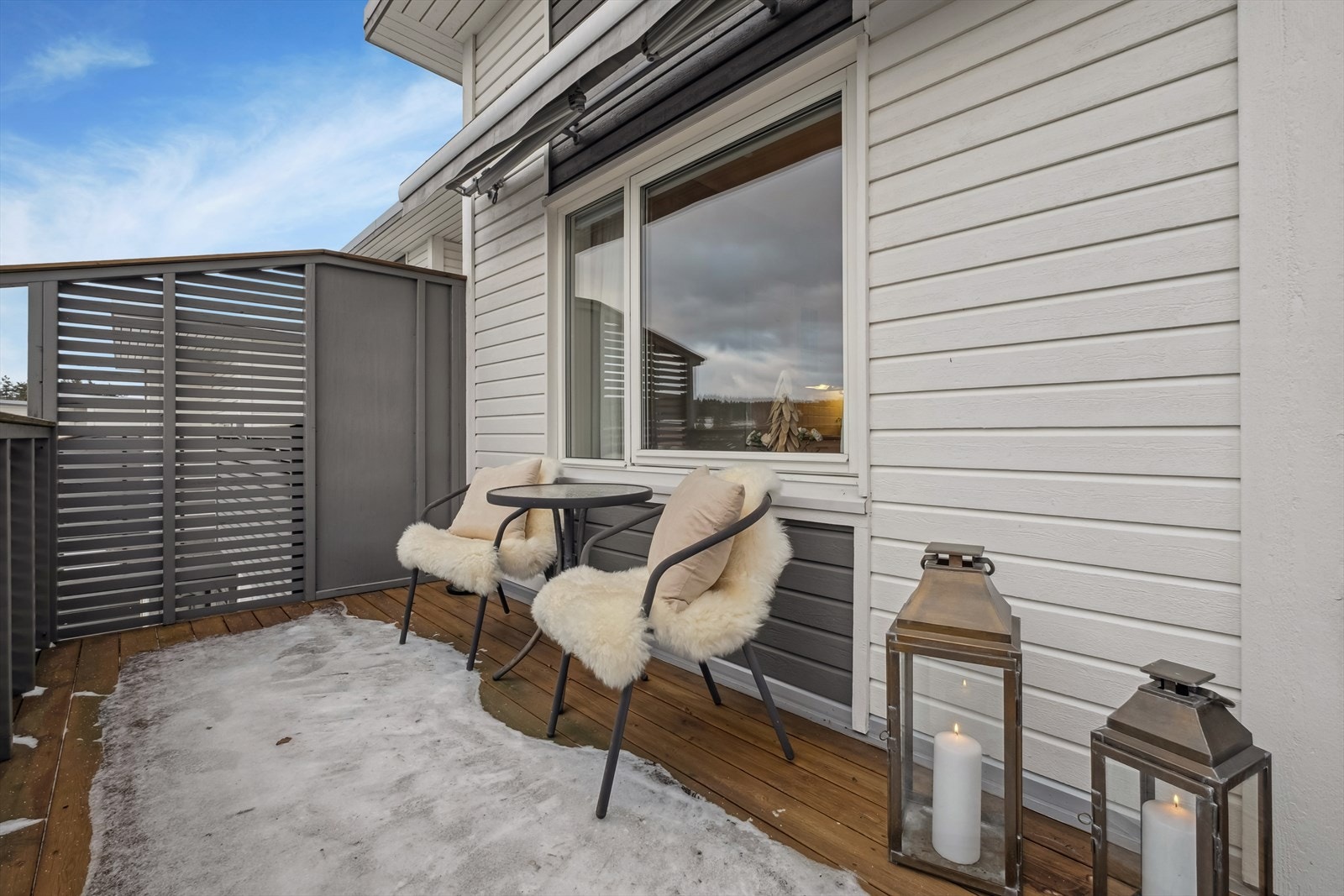 Verandaen har god plass til sosiale soner. Galleribilde