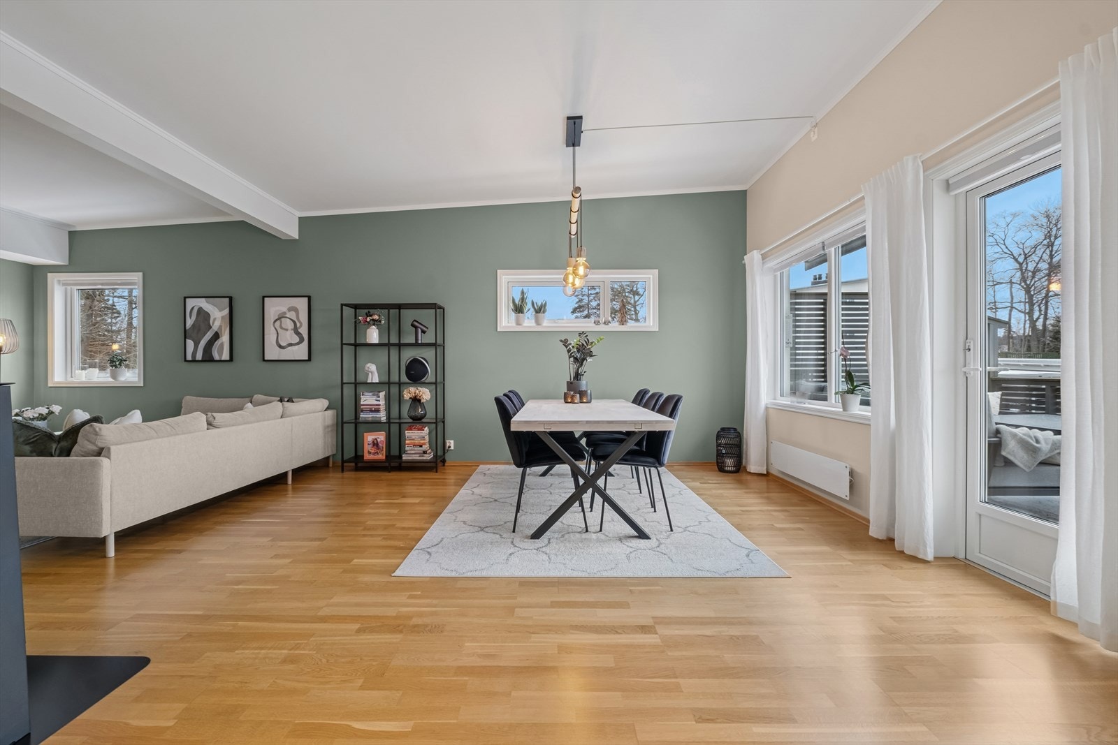 Spisegruppen kan med fordel plasseres i den naturlige sonen mellom kjøkkenet og stuen, noe som skaper en god flyt og et sosialt samlingspunkt i boligen. Galleribilde