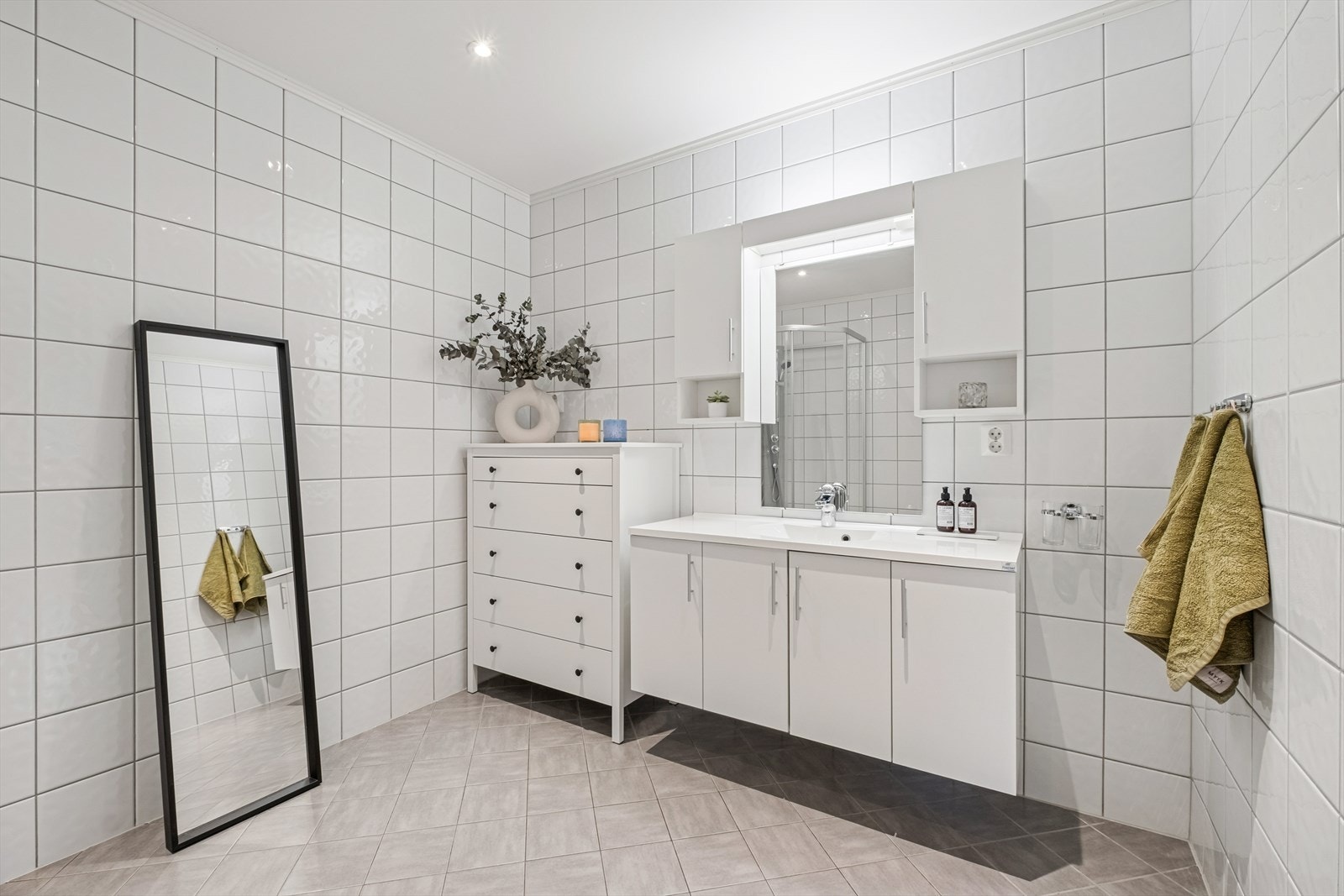 Flislagt baderom fra byggeår med elektriske varmekabler i gulvet og innfelte downlights i himlingen. Galleribilde