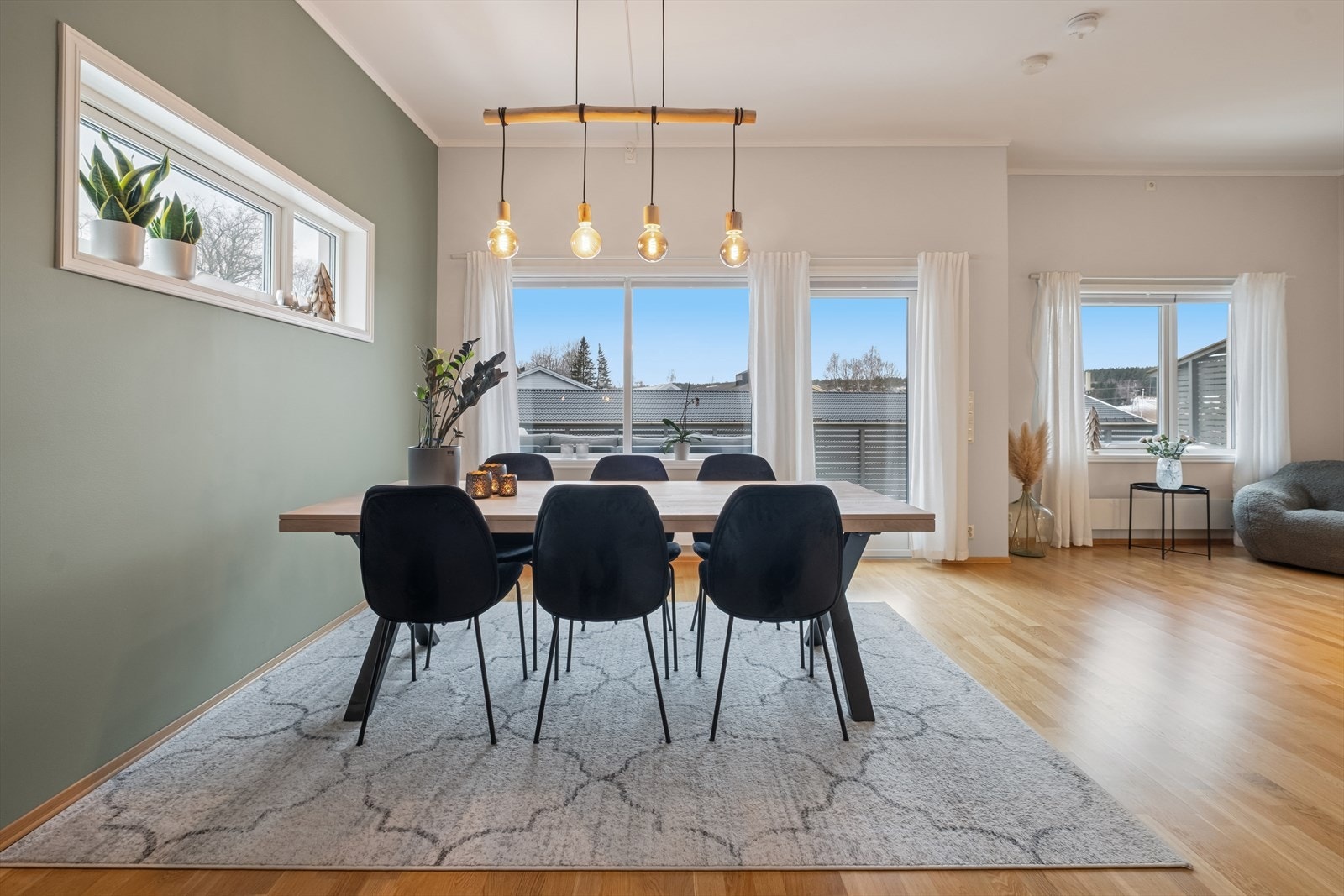 Pent parkettgulv og glatte vegger er en stil som går igjen i hele leiligheten. Galleribilde