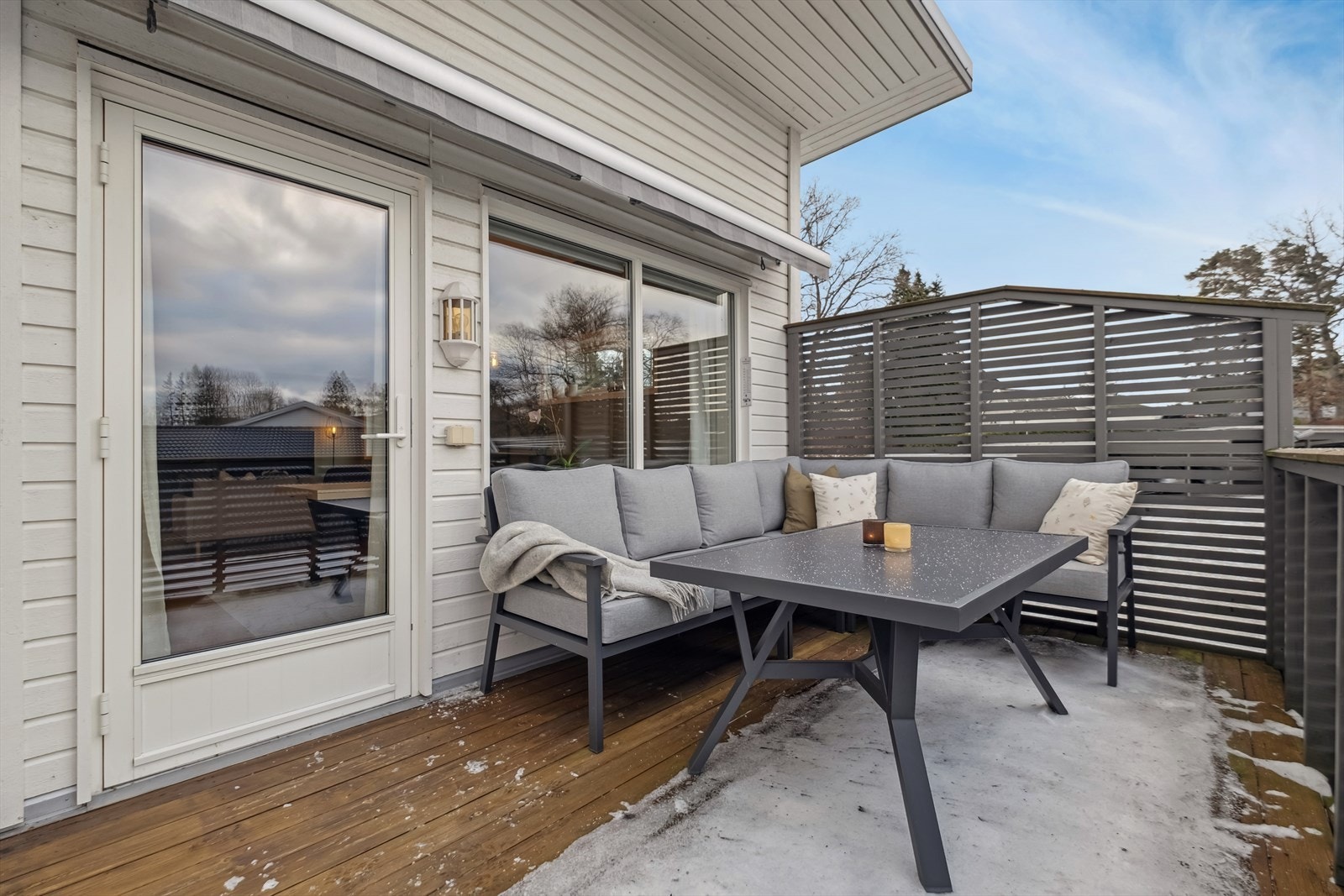 Vestvendt veranda på ca. 17 m² som er perfekt for grilling, avslapning og hyggelige stunder med familie og venner. Galleribilde