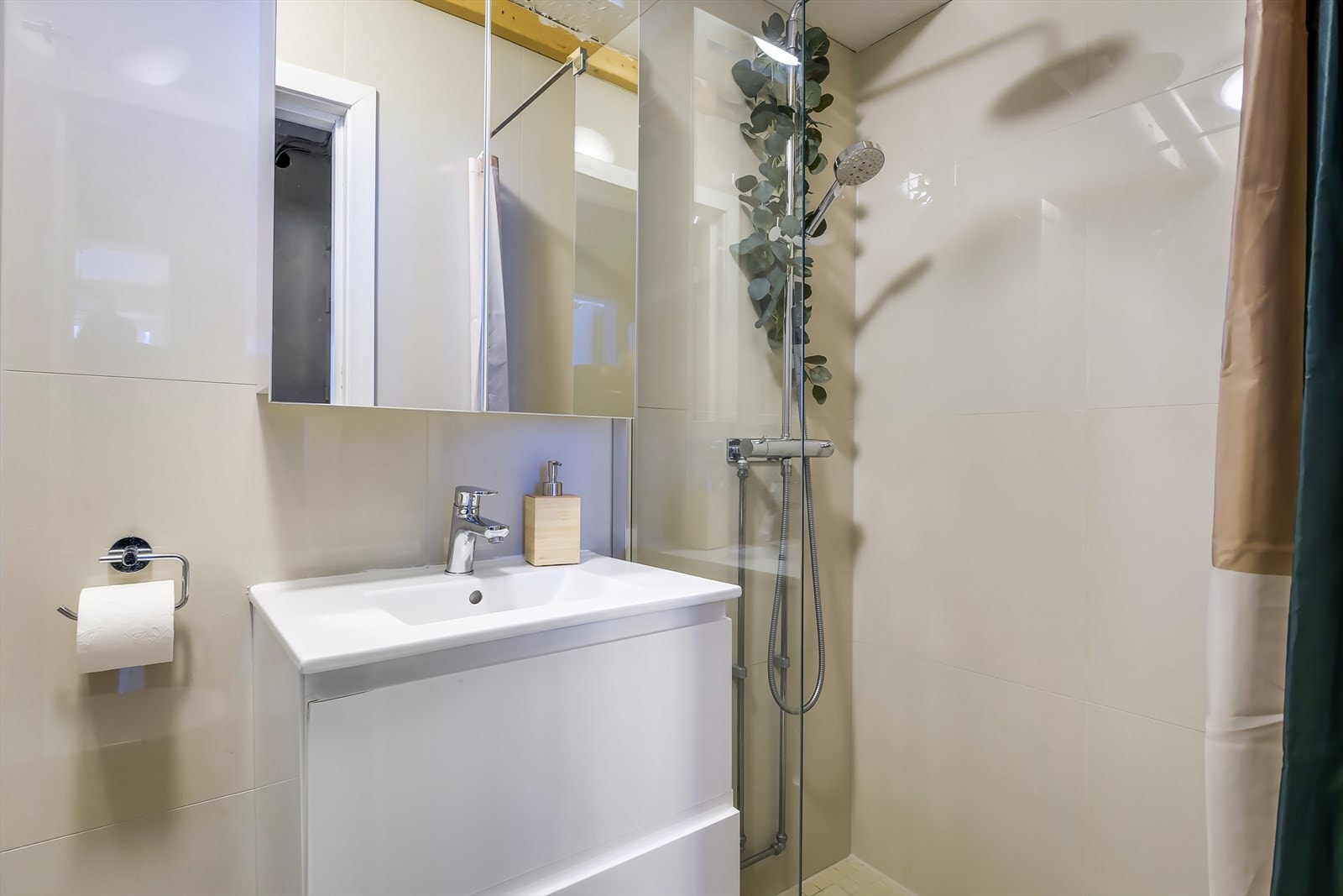 Innredningen består av nedfelt servant, speil, vegghengt toalett og dusjvegger/hjørne. Galleribilde