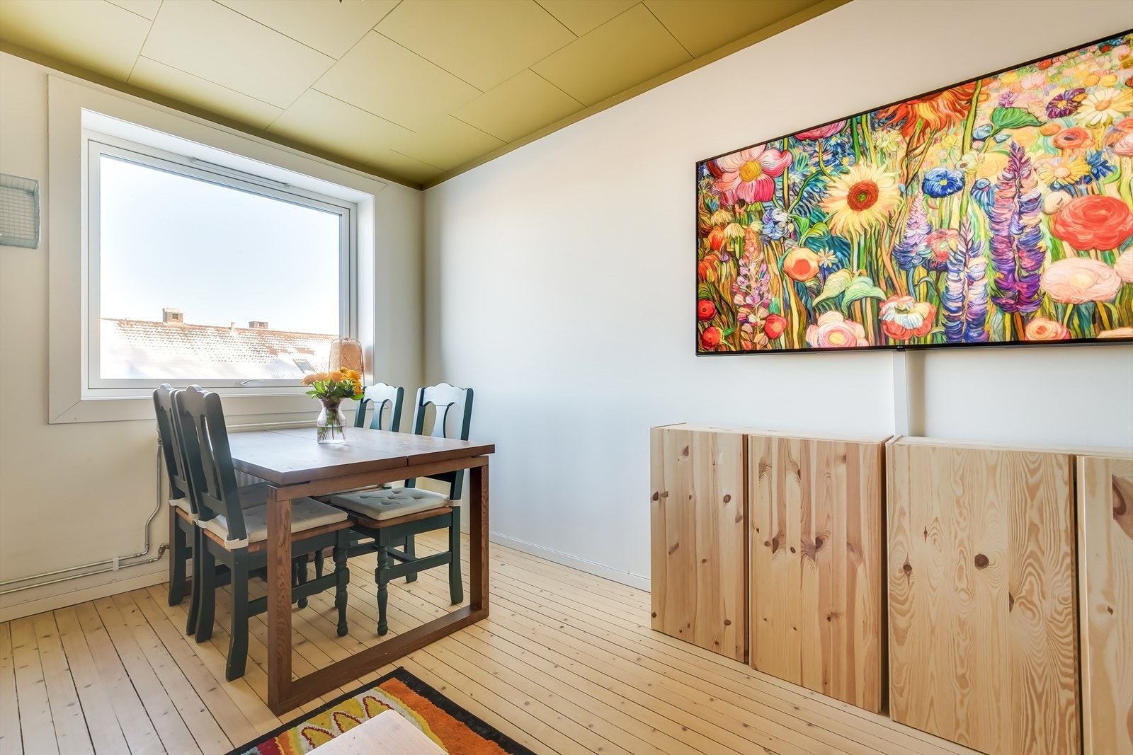 Det er originale tregulv og gjennomgående planløsning. Galleribilde