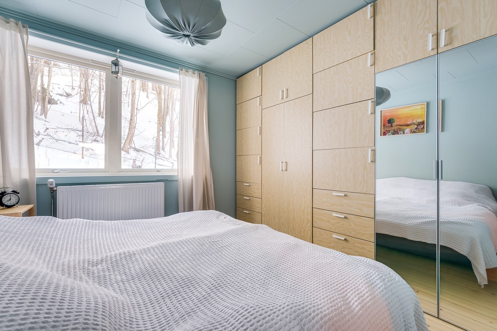 Leiligheten har et romslig soverom med gode oppbevaringsmuligheter. Soverommet har god plass til dobbeltseng med nattbord på begge sider og stor garderobeløsning. Galleribilde