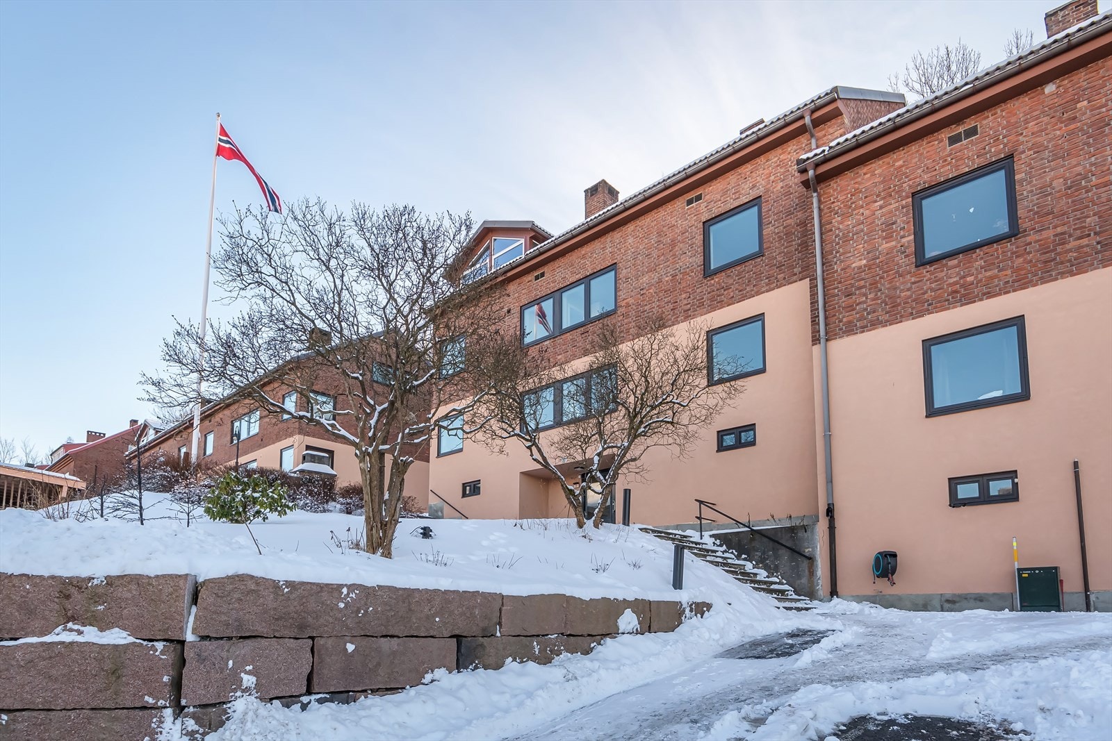 Leiligheten ligger i en meget høy første etasje. Galleribilde