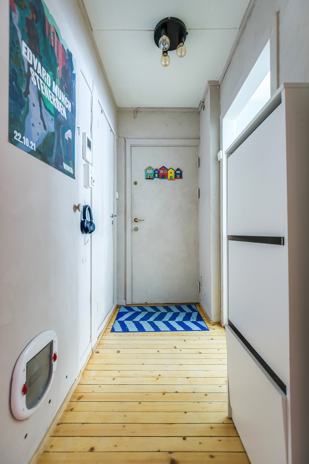 Velkommen inn til en sjarmerende og hjemmekoselig entré. Her er det plass til å henge opp yttertøy i gangen. Ved inngangsdøren er det installert porttelefon med åpning til ytterdør. Galleribilde