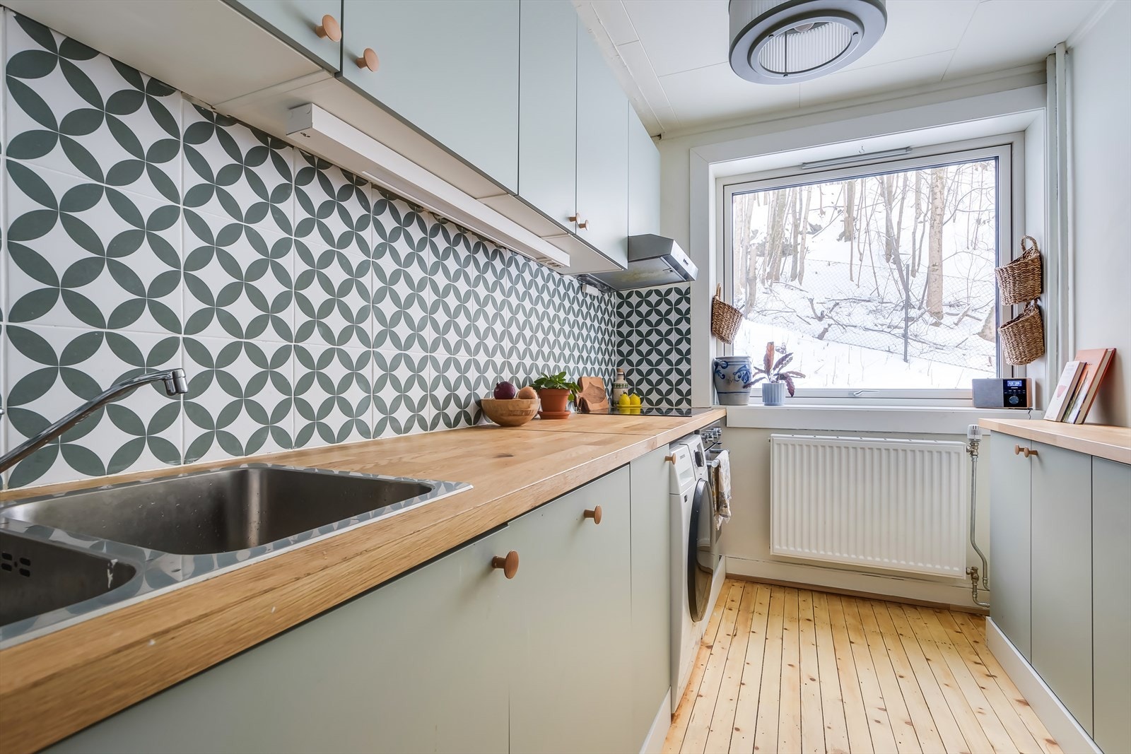 Det er montert automatisk vann stopper og komfyrvakt, og kjøkkenventilator med avtrekk ut. Galleribilde