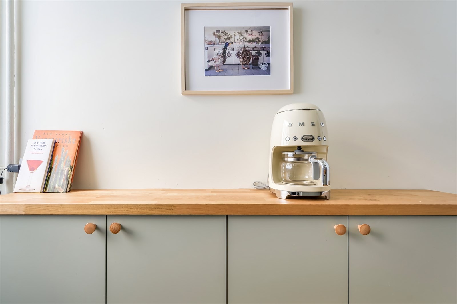 Kjøkkenet er praktisk utformet med benkeplass på to sider. Galleribilde