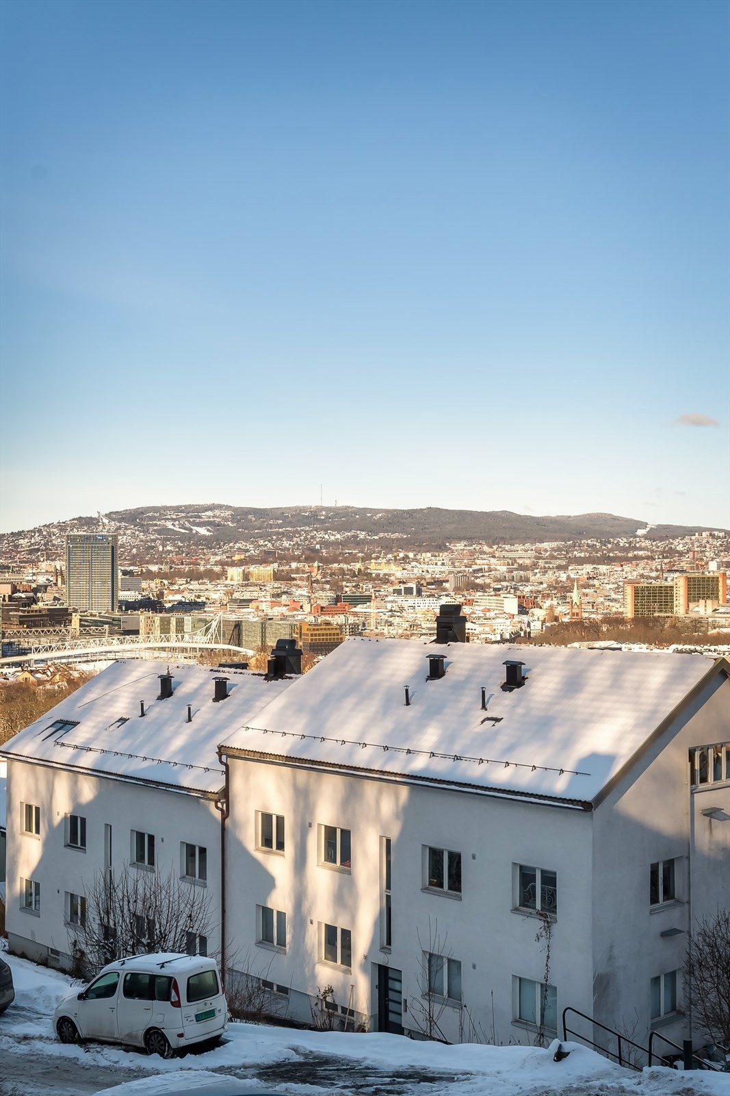 Fantastisk utsikt fra vindusflatene over byen. Galleribilde