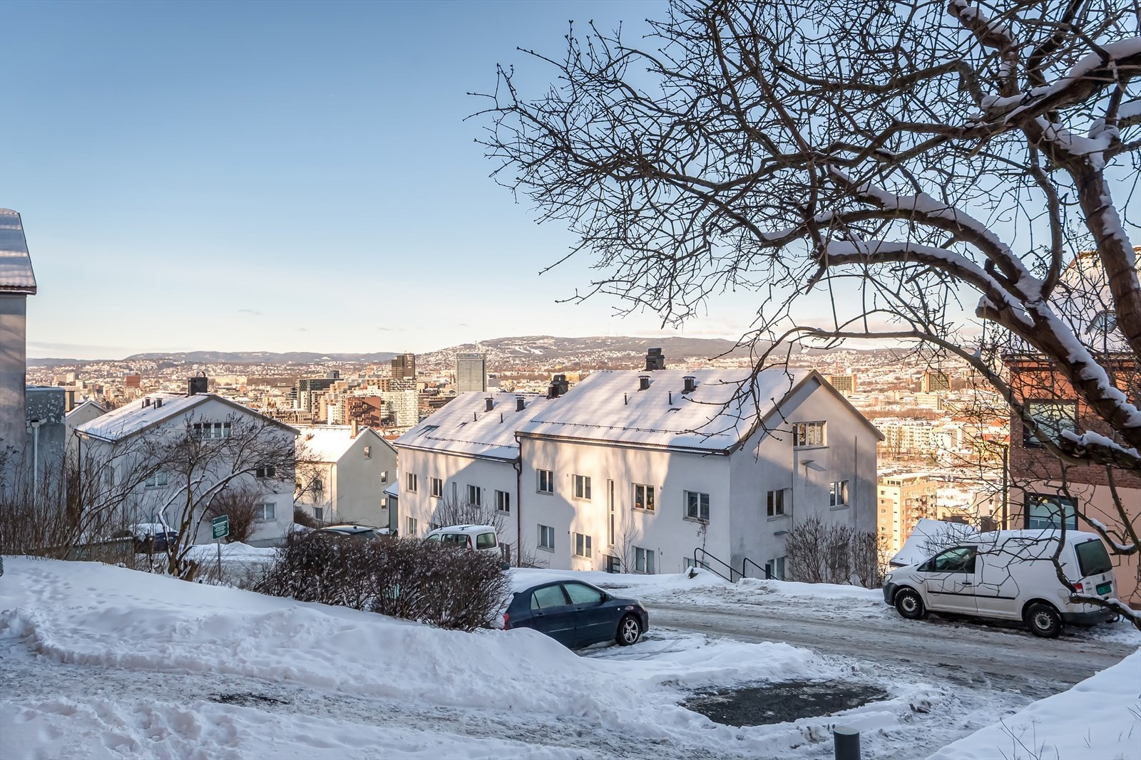Boligen ligger høyt og fritt med fantastiske utsiktsforhold. Galleribilde