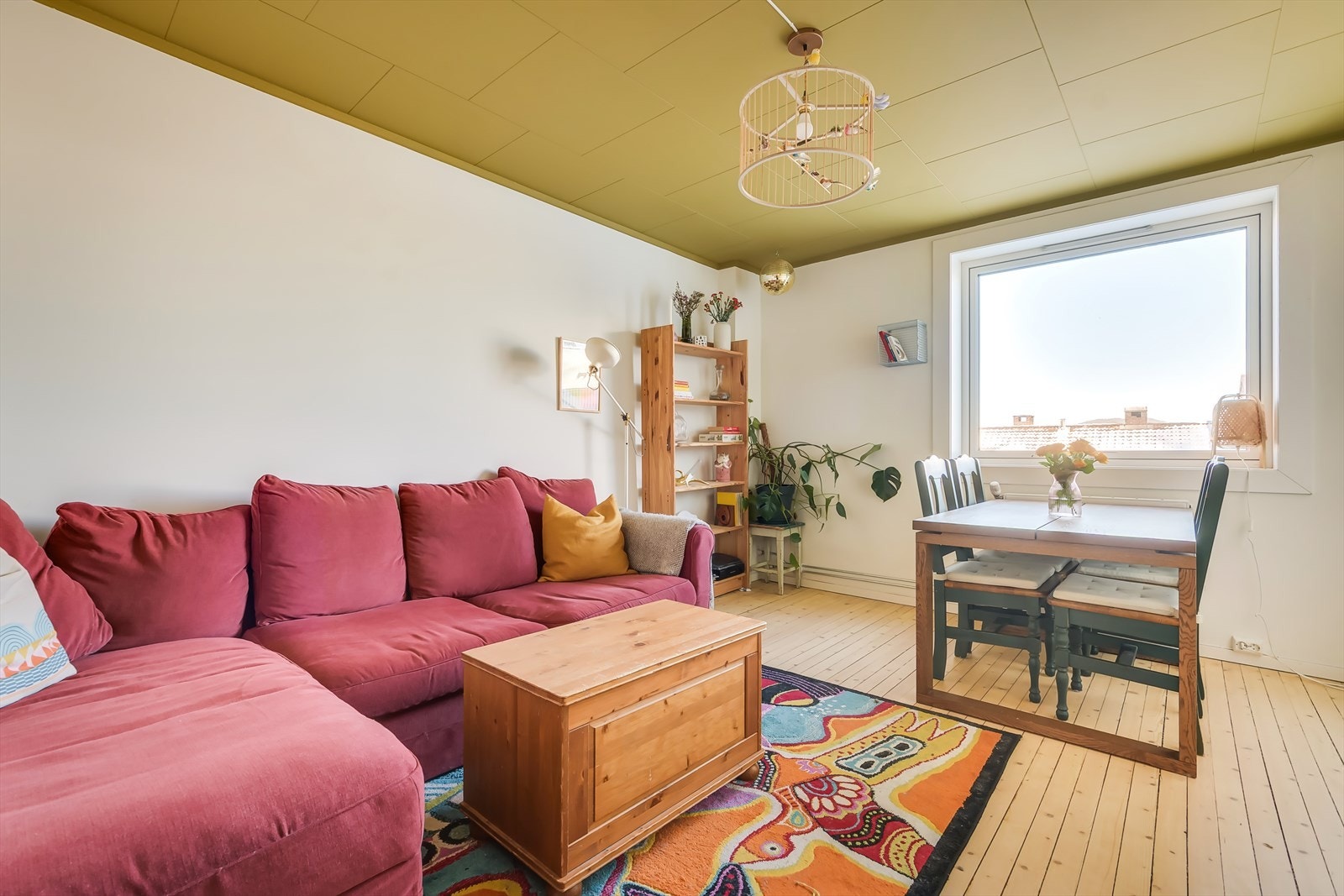 Lys og hyggelig stue med plass til sofagruppe, spisebord, multimedia og tilhørende møblement. Galleribilde