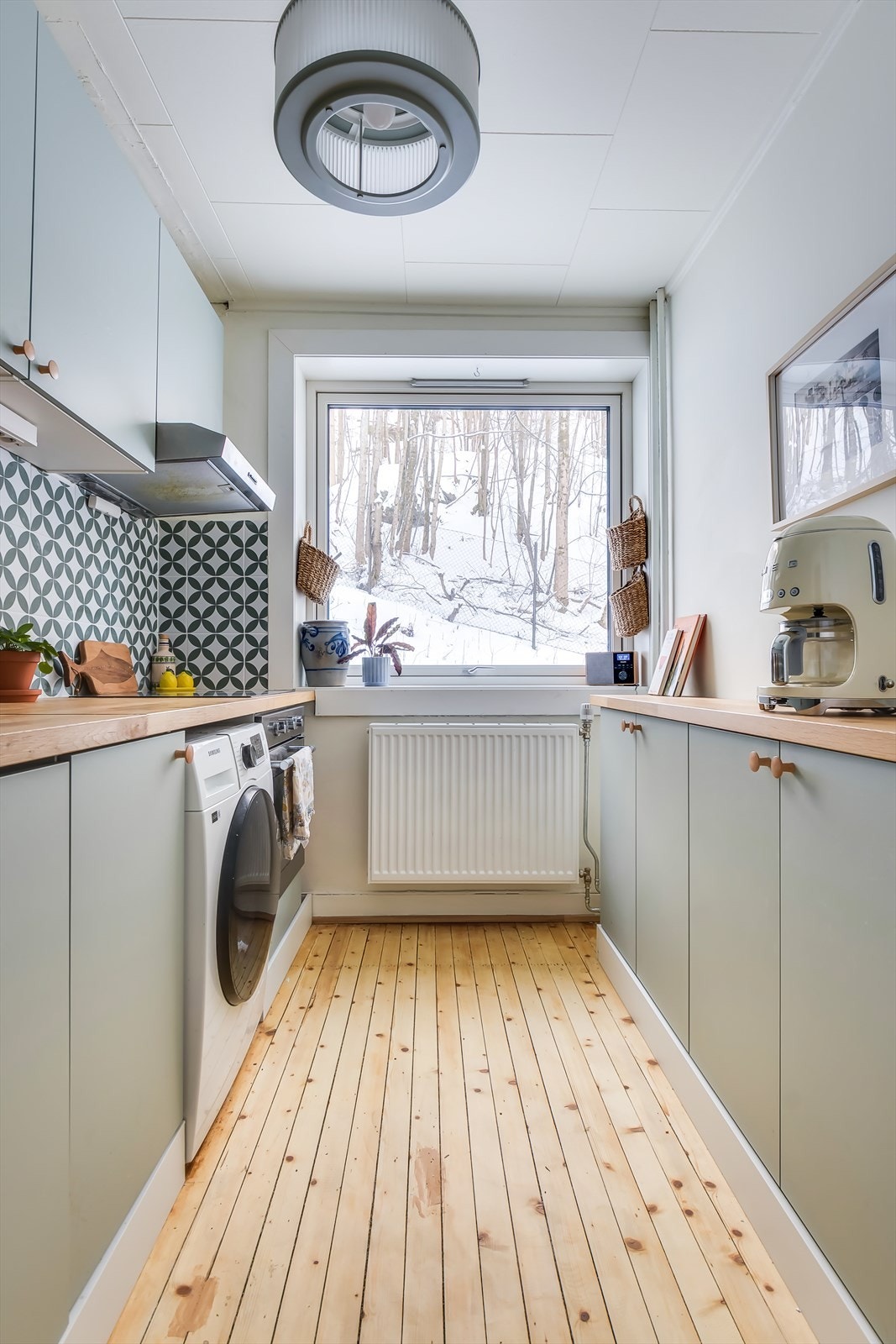 Kjøkkenet ble oppgradert og montert av nåværende eier i 2024. Galleribilde