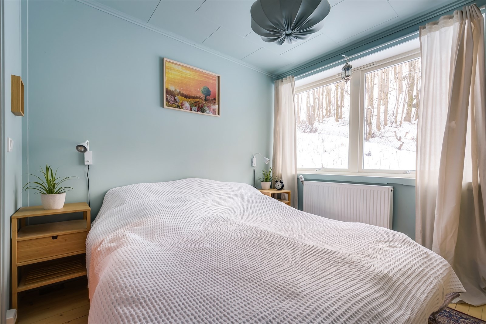 Rommet vender ut mot mot rolig skogsområde uten innsyn eller støy. Galleribilde