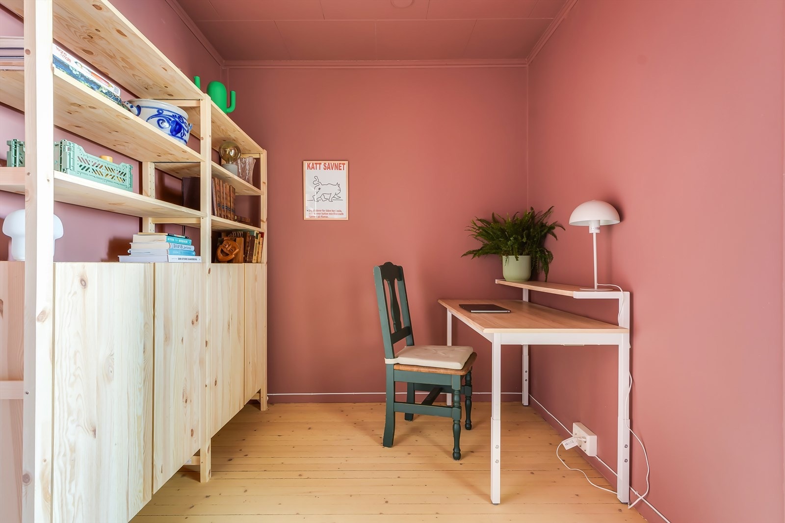 Planløsningen gir godt med plass til hjemmekontor og lagringsplass i mellomgang. Galleribilde