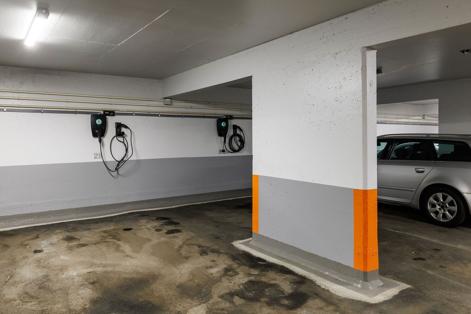 Garsjeplass med el-lader. Galleribilde