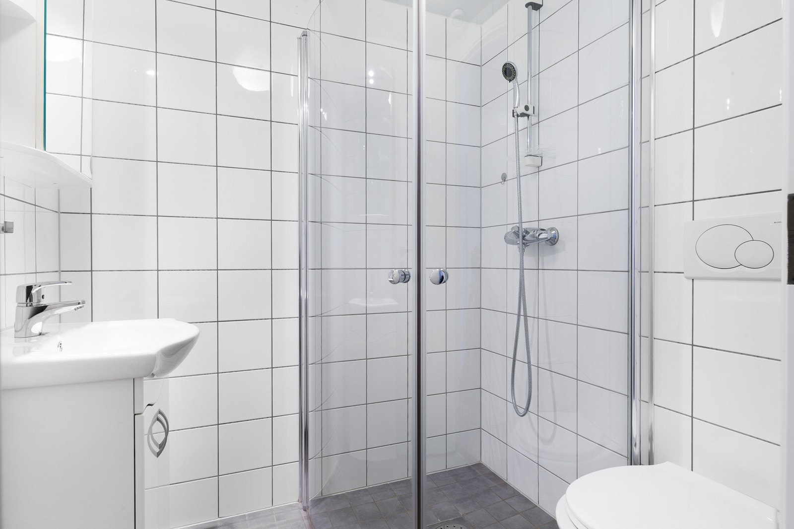Flislagd bad med varemabler Galleribilde