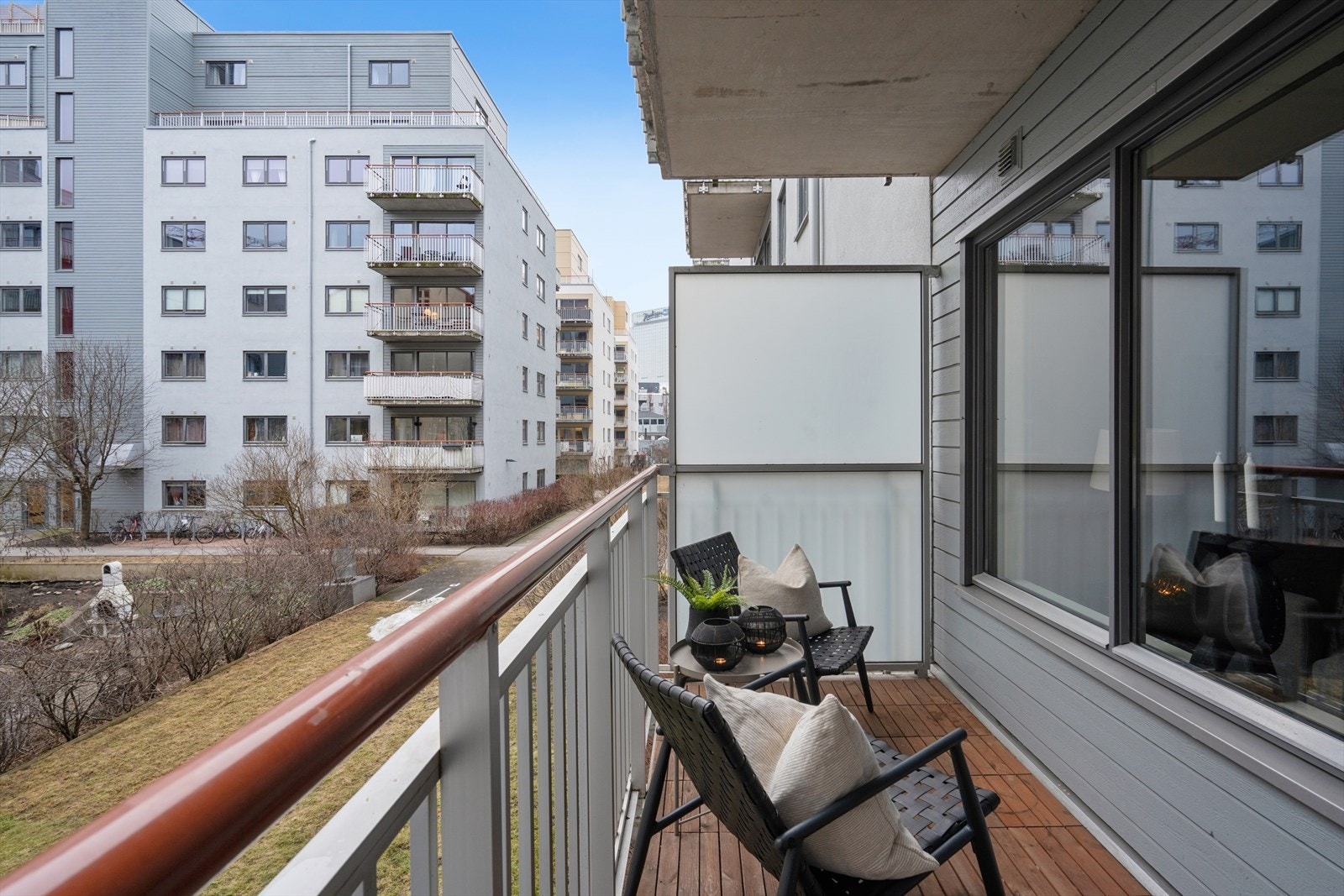 Balkongen er perfekt for rolige morgenstunder og avslappende kvelder med utsyn mot bakgården. Galleribilde