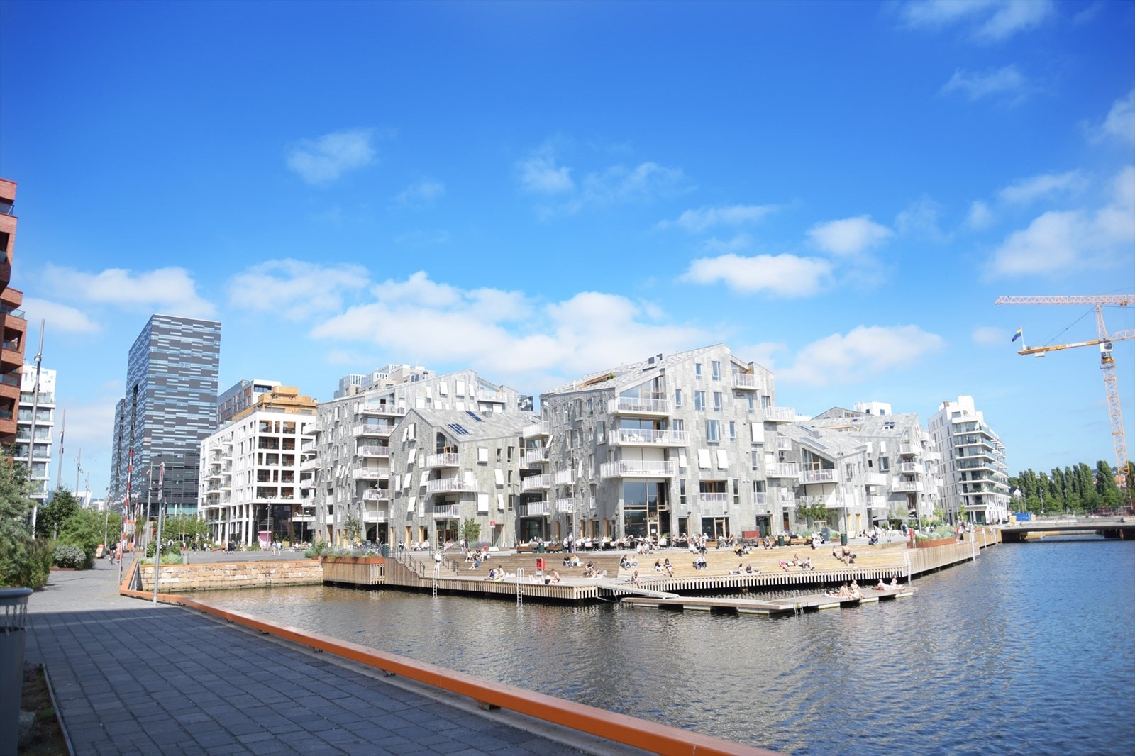Bjørvika er Oslos mest moderne bydel ved fjorden - åpne promenader, sterke kulturattraksjoner og et urbant liv rett ved vannkanten. Galleribilde