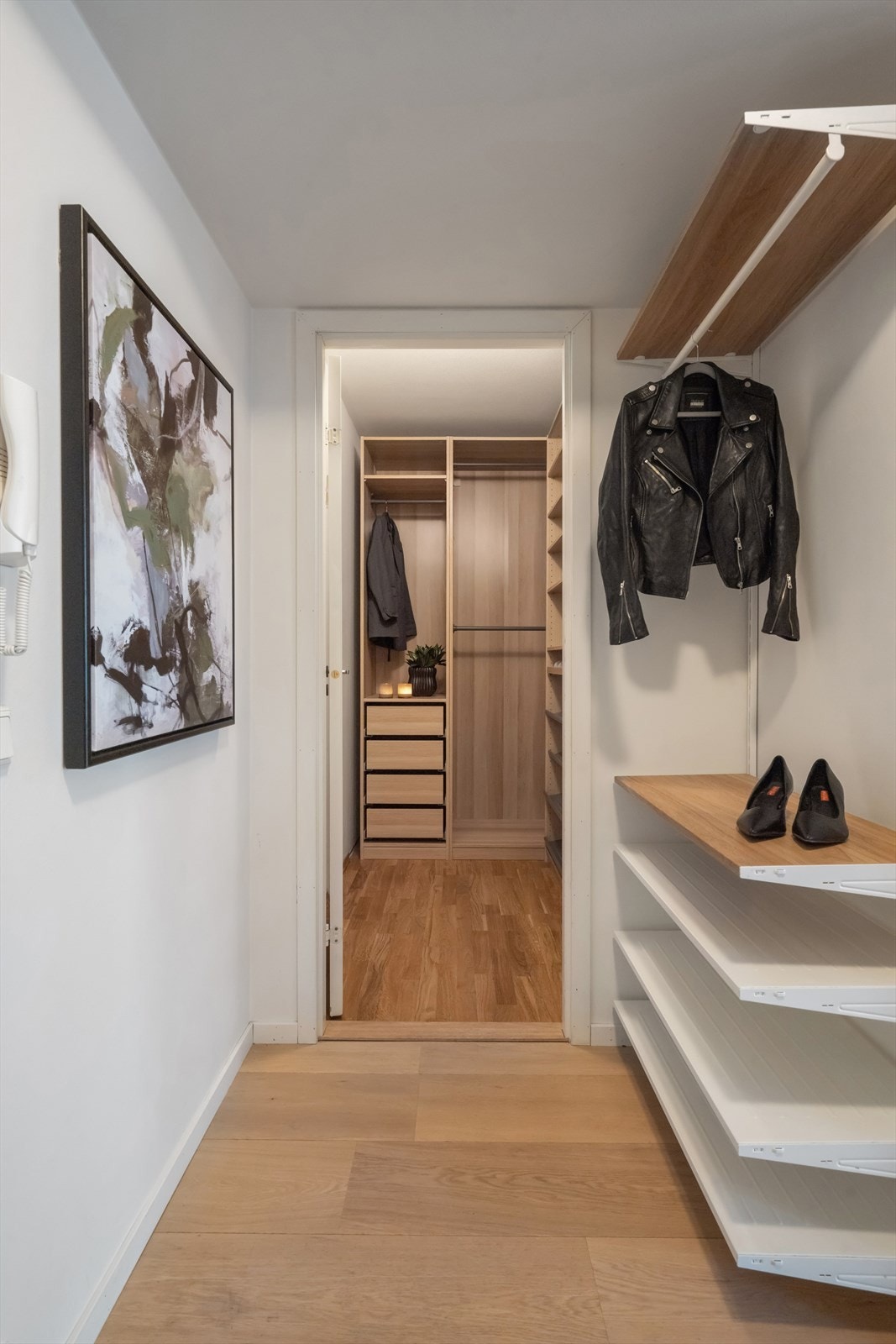 Entréen har direkte tilgang til en walk-in med funksjonell garderobeløsning. Galleribilde