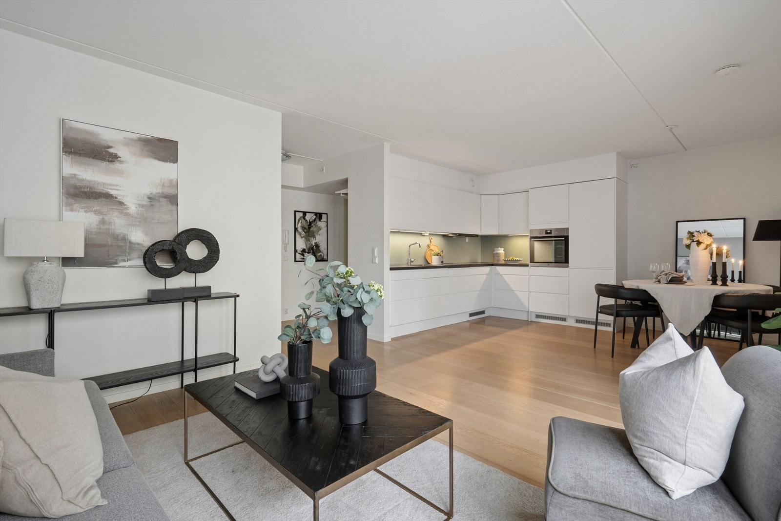 Kjøkkenet ligger i en åpen og sosial løsning mot spisesonen, noe som skaper en naturlig flyt mellom matlaging og måltider. Galleribilde