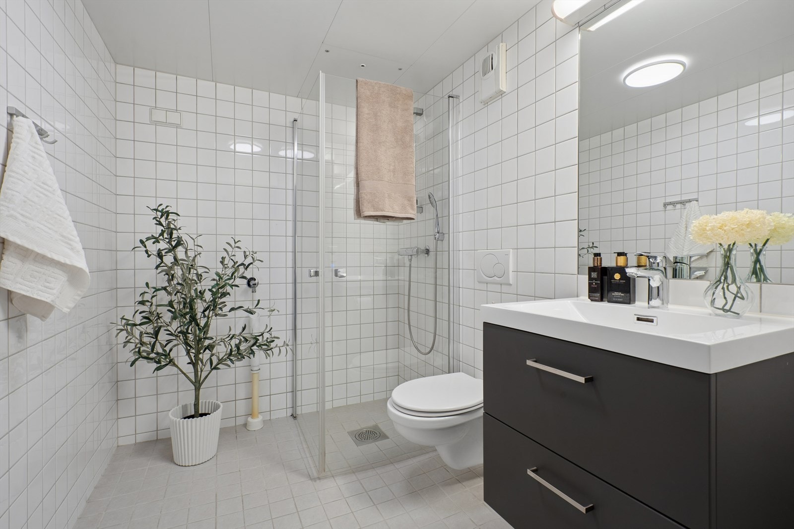 Flislagt baderom med behagelig gulvvarme. Galleribilde